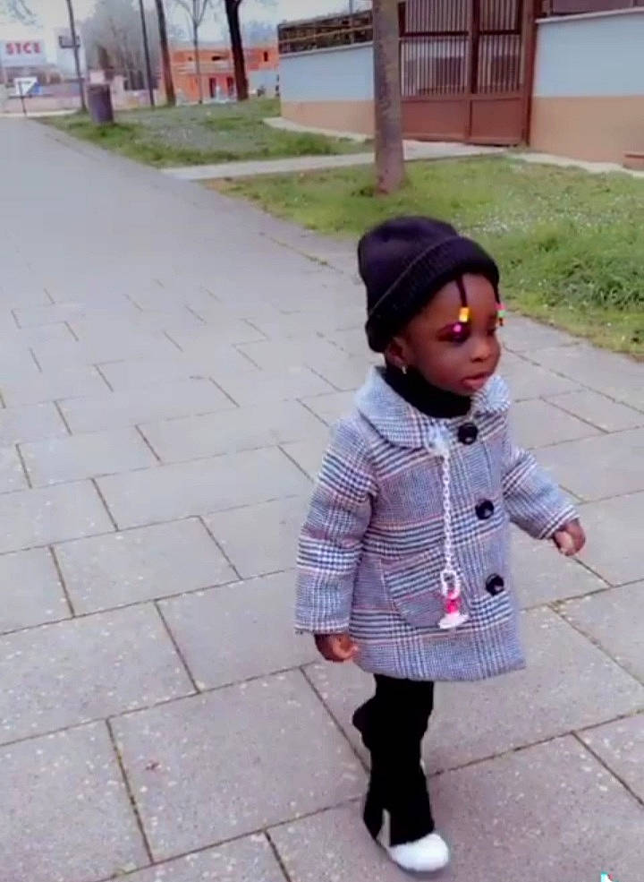 Blessing participe au concours pour gagner de l'argent avec cette photo : asphalt, beauty, cap, child, eye, face, flooring, grass, hat, headwear, magenta, pattern, person, plant, road, road_surface, sidewalk, sleeve, street, street_fashion