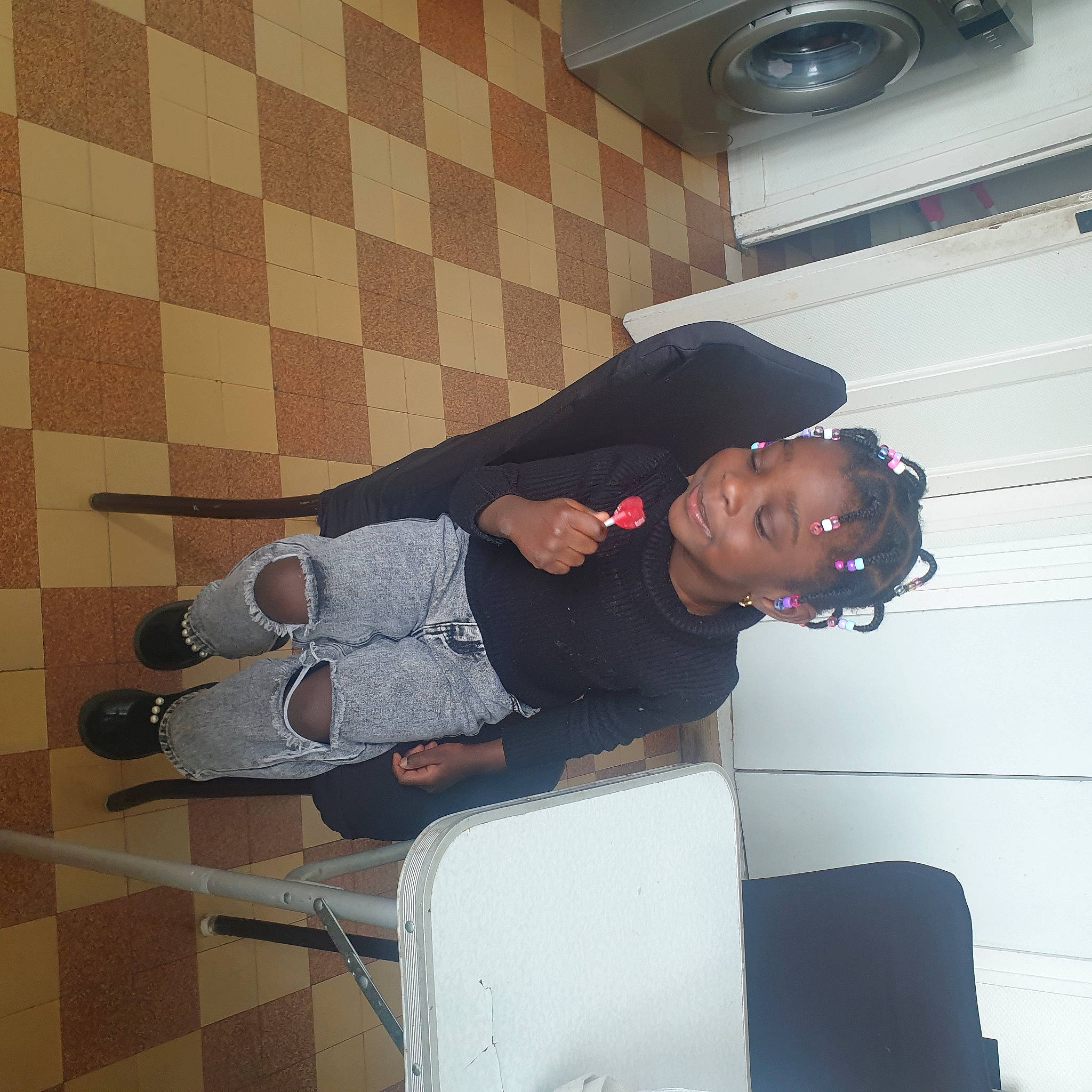 Blessing a rejoint le concours — aidez-le/la à gagner de superbes lots ! comfort, elbow, eyewear, flooring, foot, fun, hat, home_appliance, human_leg, knee, mechanical_fan, person, room, sitting, sleeve, sportswear, sunglasses, thigh, waist, wrist