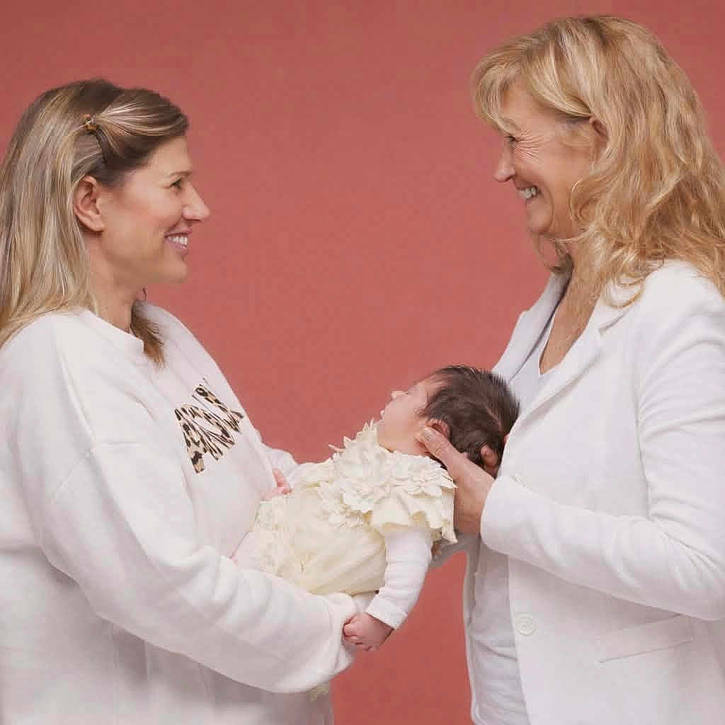 Pacqueau Julie participe au concours pour gagner de l'argent avec cette photo : affectionate, baby, close_up, family_moment, happy_expression, holding_baby, indoor, infant, long_hair, maternal_interaction, newborn, pink_background, profile_view, side_profile_faces, smiling, soft_lighting, studio_portrait, two_adults, white_clothing, woman