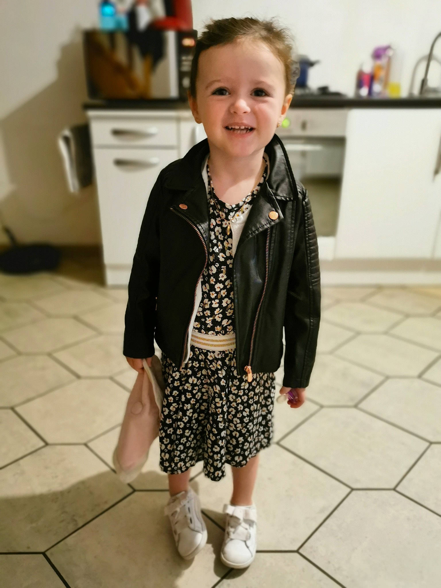 Manon a rejoint le concours — aidez-le/la à gagner de superbes lots ! child, child_model, clothing, footwear, jacket, joy, leather, leather_jacket, outerwear, pattern, person, shoe, sleeve, smile, snapshot, textile, toddler, top