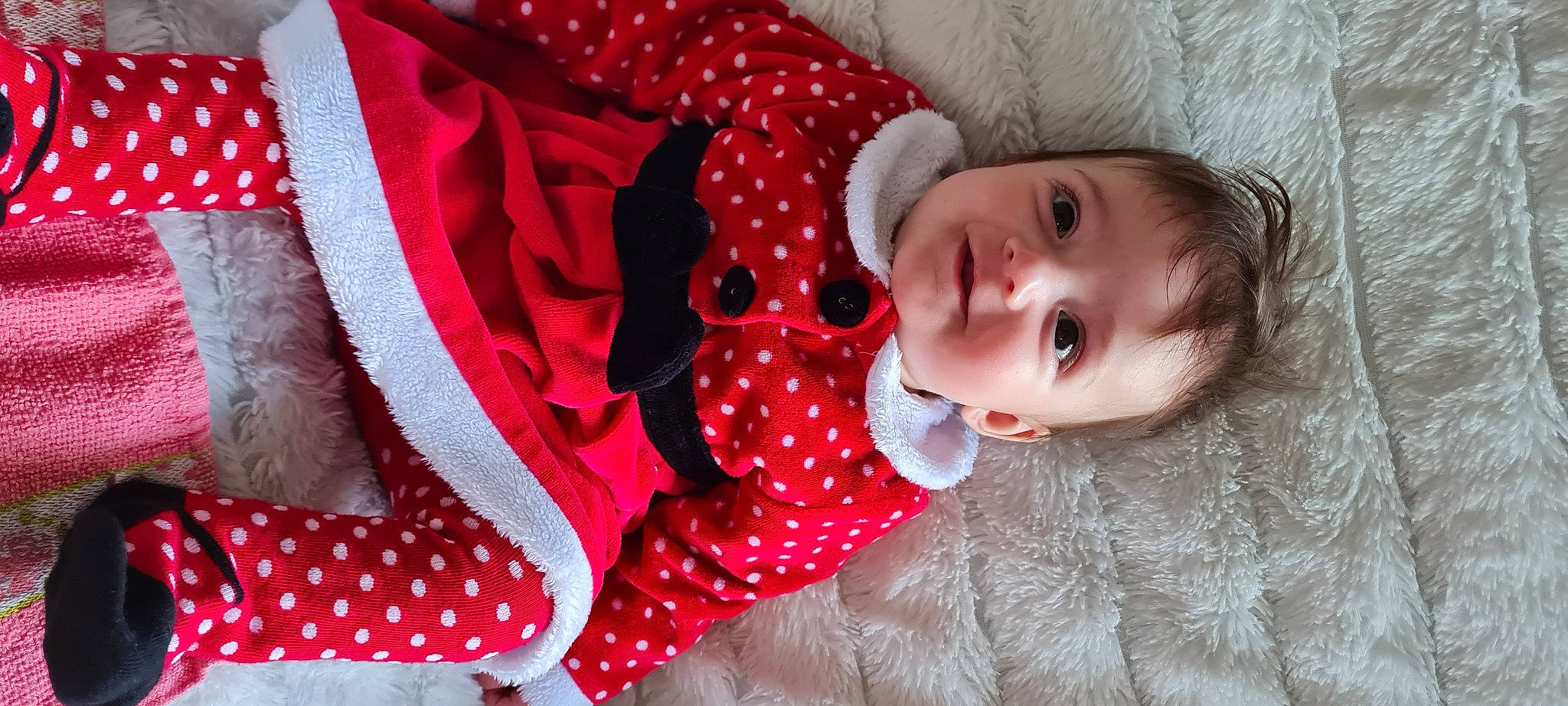 Abigaëlle a rejoint le concours — aidez-le/la à gagner de superbes lots ! arm, baby, baby_toddler_clothing, beauty, cheek, child, comfort, face, flooring, happy, human_body, pattern, person, pink, product, red, skin, sleeve, smile, textile