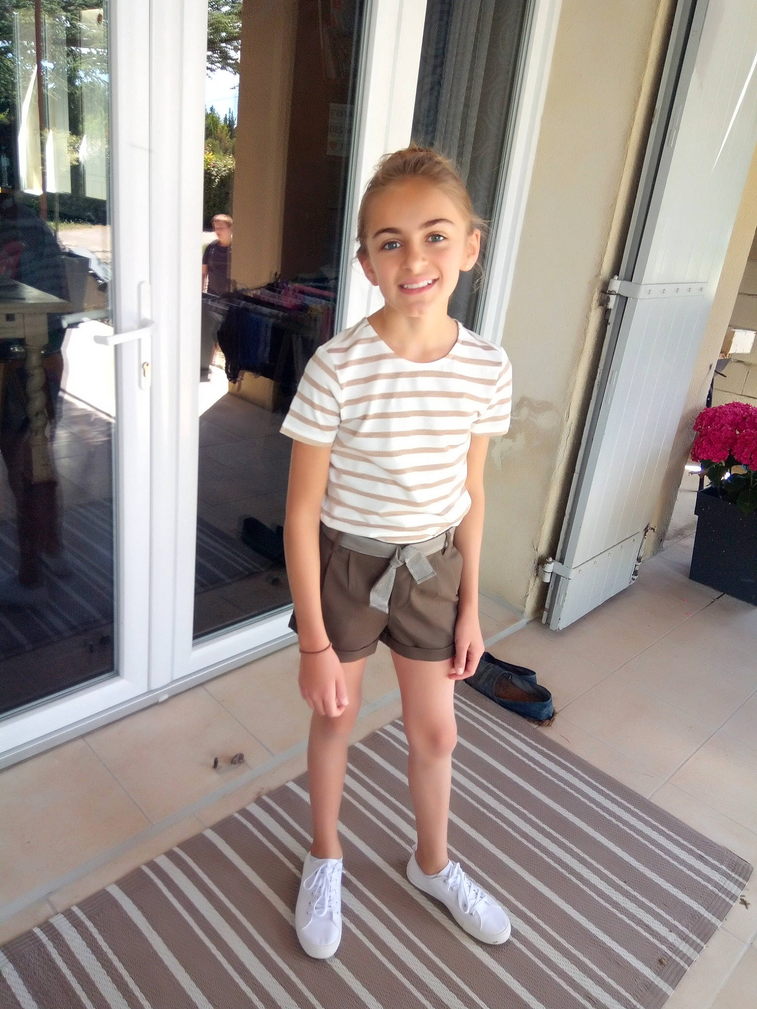 Charline a rejoint le concours — aidez-le/la à gagner de superbes lots ! blurred, child, human_leg, joint, joy, knee, leg, person, shoe, shorts, shoulder, snapshot, standing, t_shirt, toddler, vacation, waist