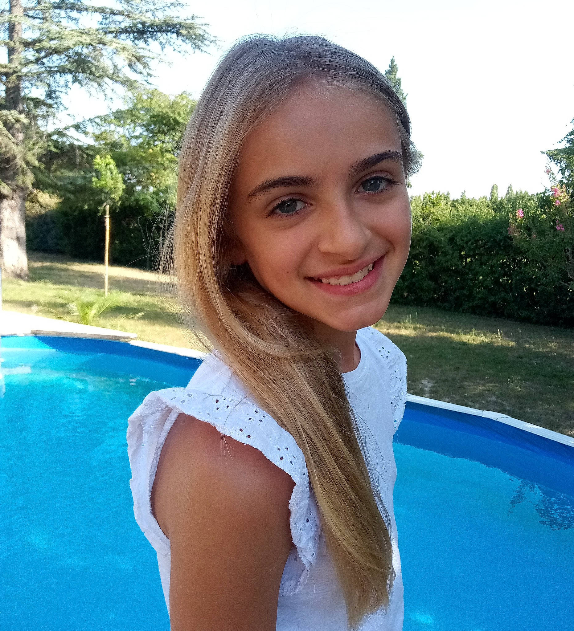 Charline participe au concours pour gagner de l'argent avec cette photo : beauty, blond, brown_hair, eyebrow, face, facial_expression, forehead, fun, hair, hairstyle, happy, head, joy, leisure, lip, long_hair, person, shoulder, smile, summer