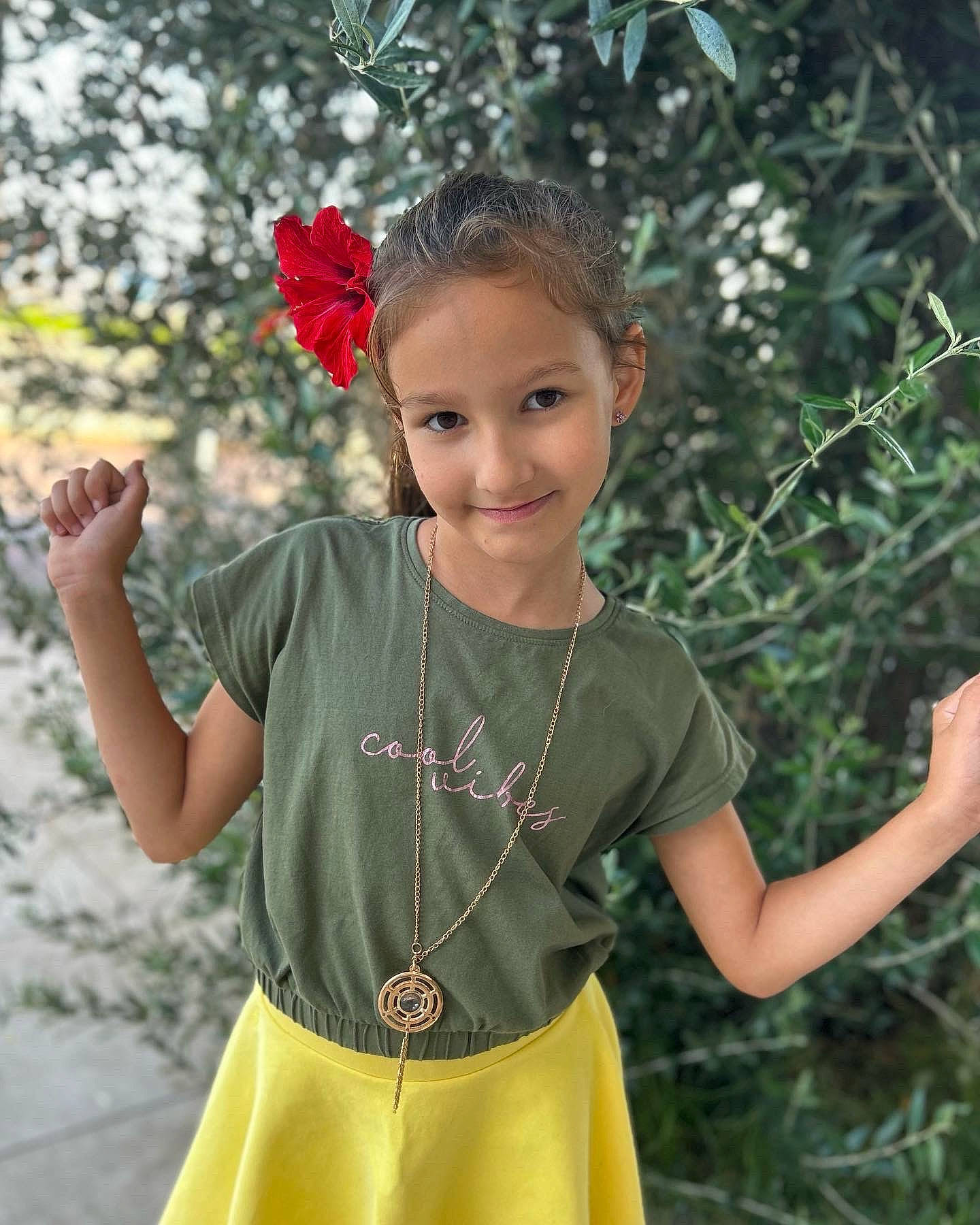 Katrina a rejoint le concours — aidez-le/la à gagner de superbes lots ! arm, branch, child, facial_expression, finger, fun, gesture, grass, hair, hairstyle, happy, joy, leaf, neck, people_in_nature, person, plant, shoulder, sleeve, smile
