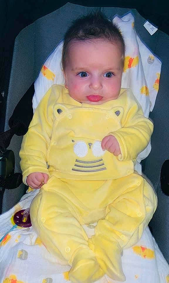 Lylian participe au concours pour gagner de l'argent avec cette photo : arm, baby, baby_carriage, baby_products, baby_safety, baby_toddler_clothing, bib, cheek, child, finger, fun, human_body, mouth, nose, person, personal_protective_equipment, sitting, skin, sleeve, space