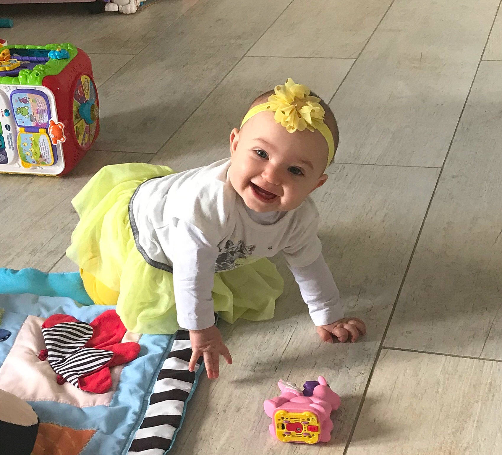 Julia a rejoint le concours — aidez-le/la à gagner de superbes lots ! baby, child, floor, person, play, toddler