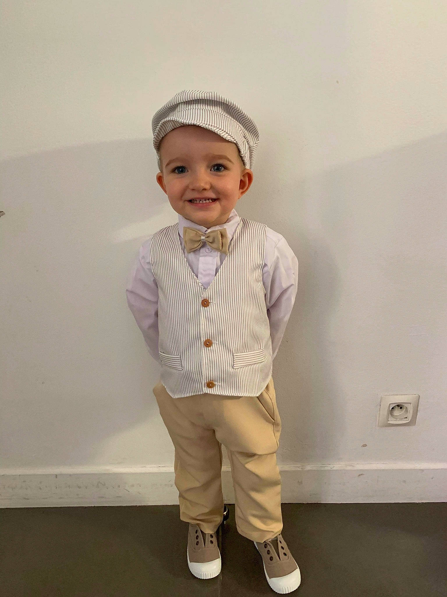 Louka a rejoint le concours — aidez-le/la à gagner de superbes lots ! baby, baby_toddler_clothing, blazer, child, collar, dress_shirt, eye, face, fashion_accessory, fashion_design, flooring, formal_wear, happy, headgear, headwear, joy, leg, outerwear, pattern, person