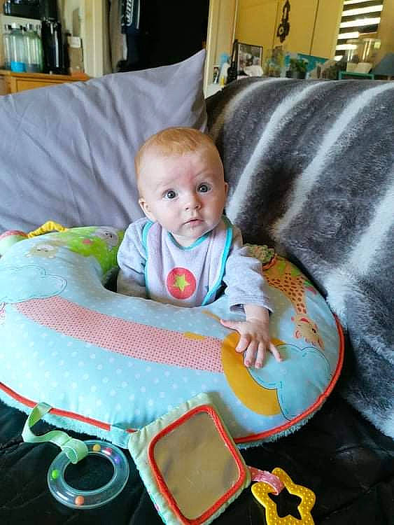 Maylone participe au concours pour gagner de l'argent avec cette photo : baby, baby_carriage, baby_products, baby_safety, baby_toddler_clothing, baby_toys, bib, chair, child, comfort, flooring, fun, head, lap, person, photograph, product, room, sitting, snapshot