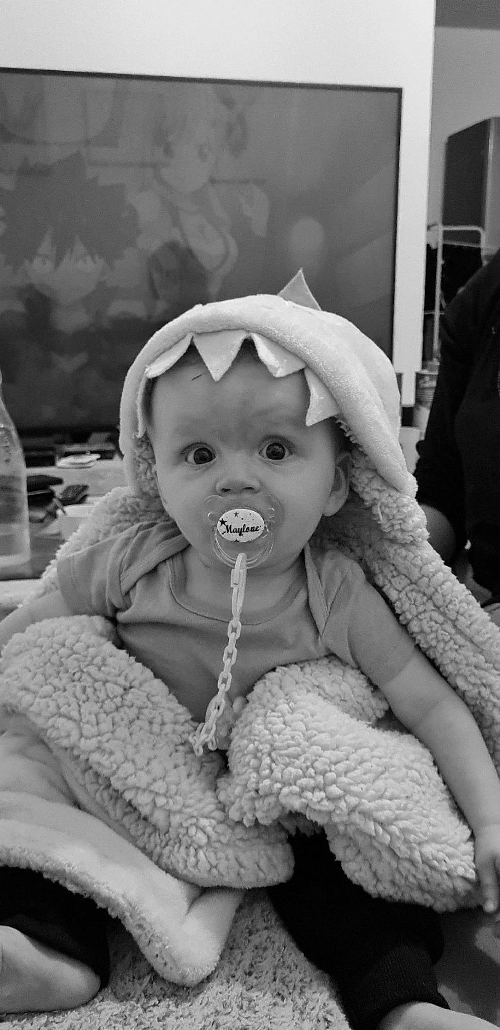 Maylone participe au concours pour gagner de l'argent avec cette photo : baby, baby_toddler_clothing, child, costume, event, eye, fashion_accessory, fun, fur, happy, iris, monochrome, monochrome_photography, mouth, person, plush, sitting, skin, stuffed_toy, toddler
