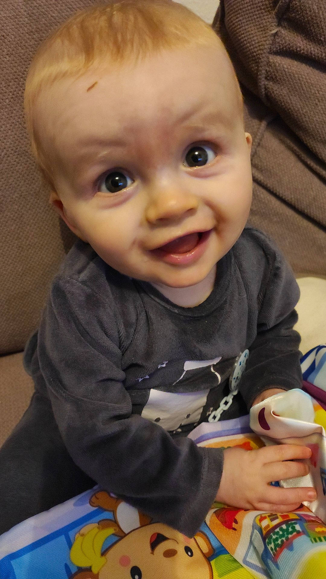 Maylone a rejoint le concours — aidez-le/la à gagner de superbes lots ! baby, baby_toddler_clothing, cheek, child, eye, finger, fun, hand, happy, human_body, iris, nose, people, person, product, skin, sleeve, smile, t_shirt, tableware