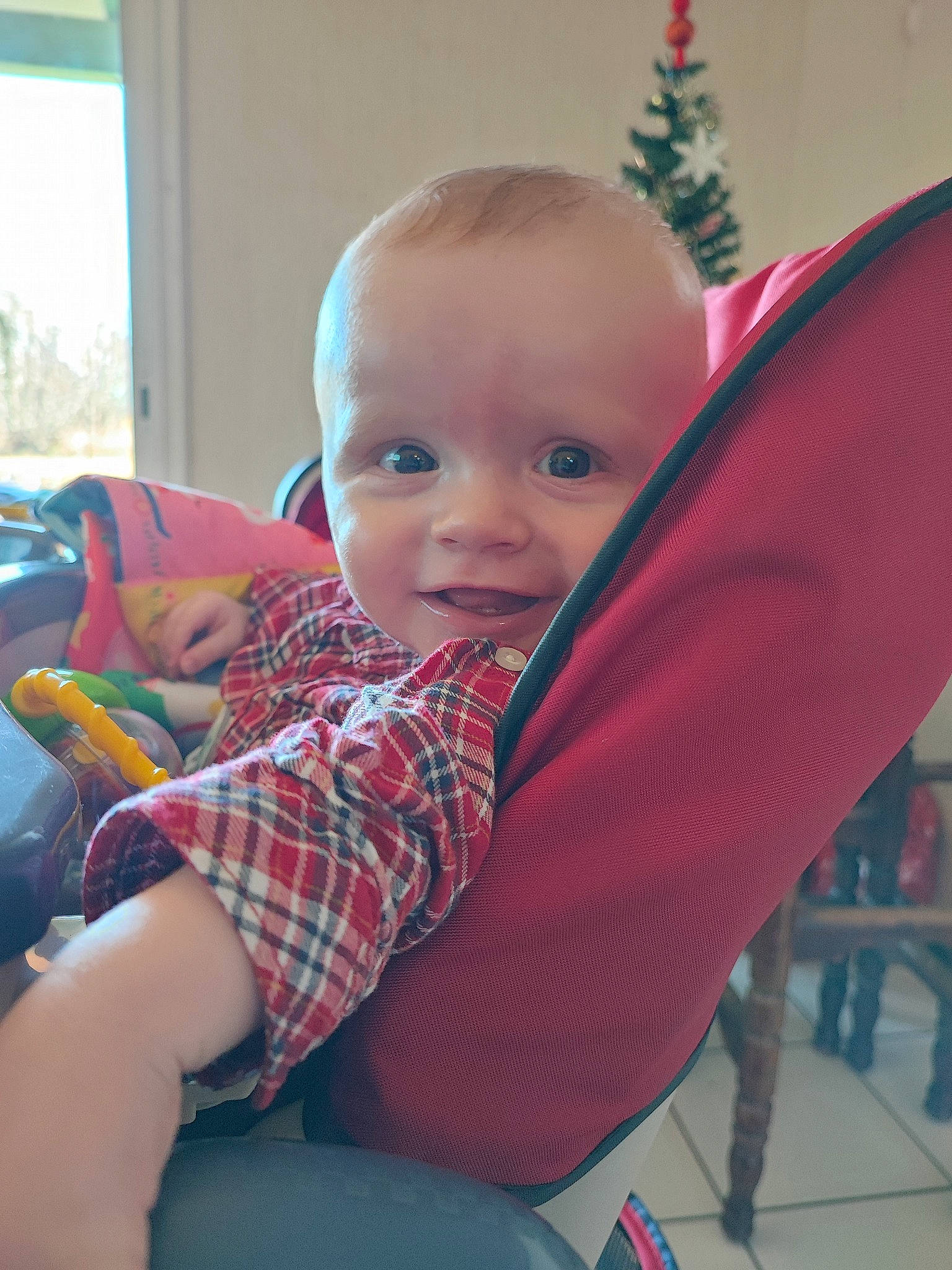 Maylone a rejoint le concours — aidez-le/la à gagner de superbes lots ! baby, baby_toddler_clothing, carmine, chair, child, comfort, event, fashion_accessory, fun, happy, human_leg, lap, pattern, person, plaid, room, sitting, sock, tartan, thigh