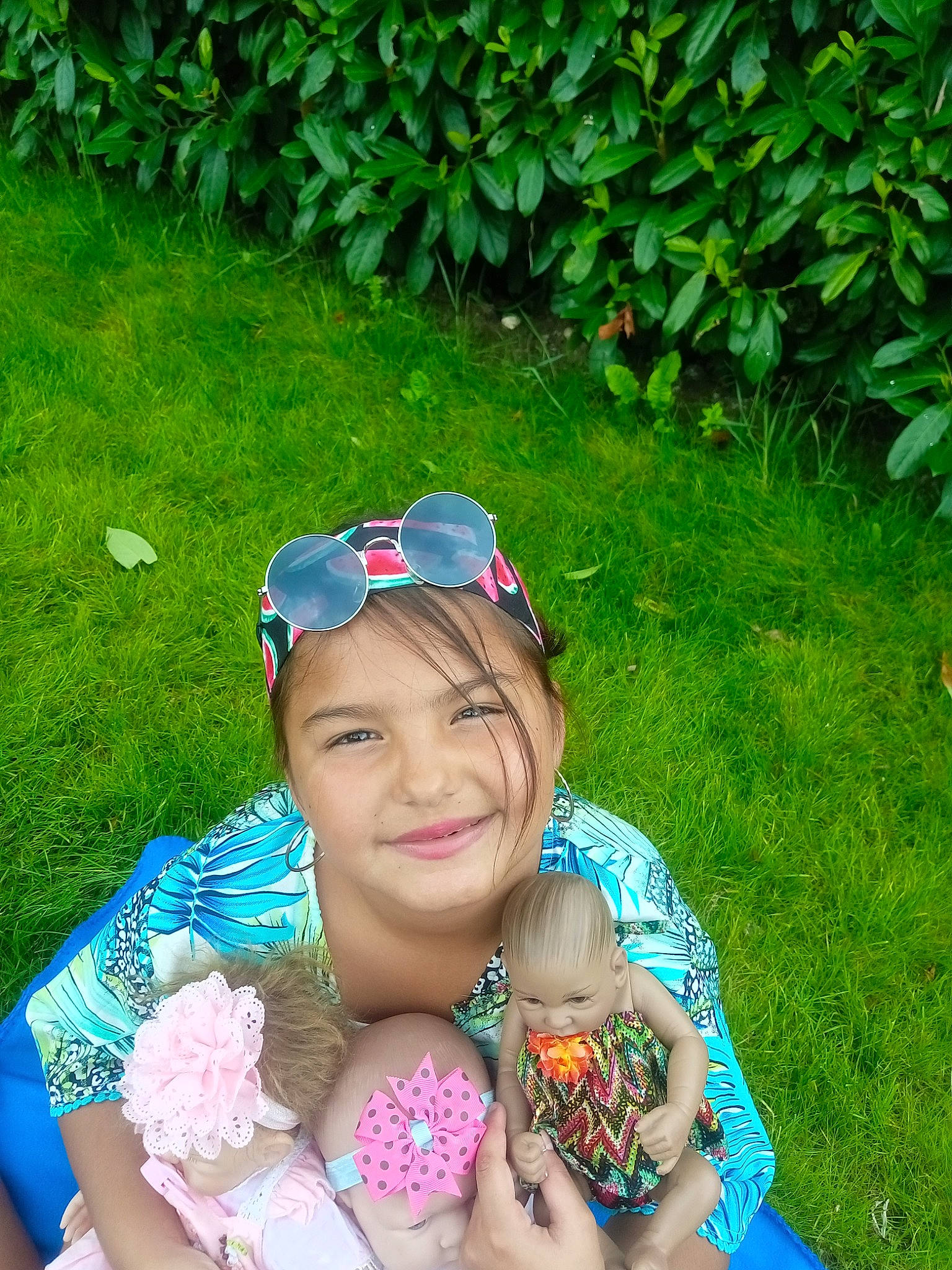 Anissa a rejoint le concours — aidez-le/la à gagner de superbes lots ! baseball_cap, botany, cap, electric_blue, fun, grass, green, groundcover, happy, hat, head, headgear, headwear, jewellery, joy, leisure, people_in_nature, person, plant, recreation