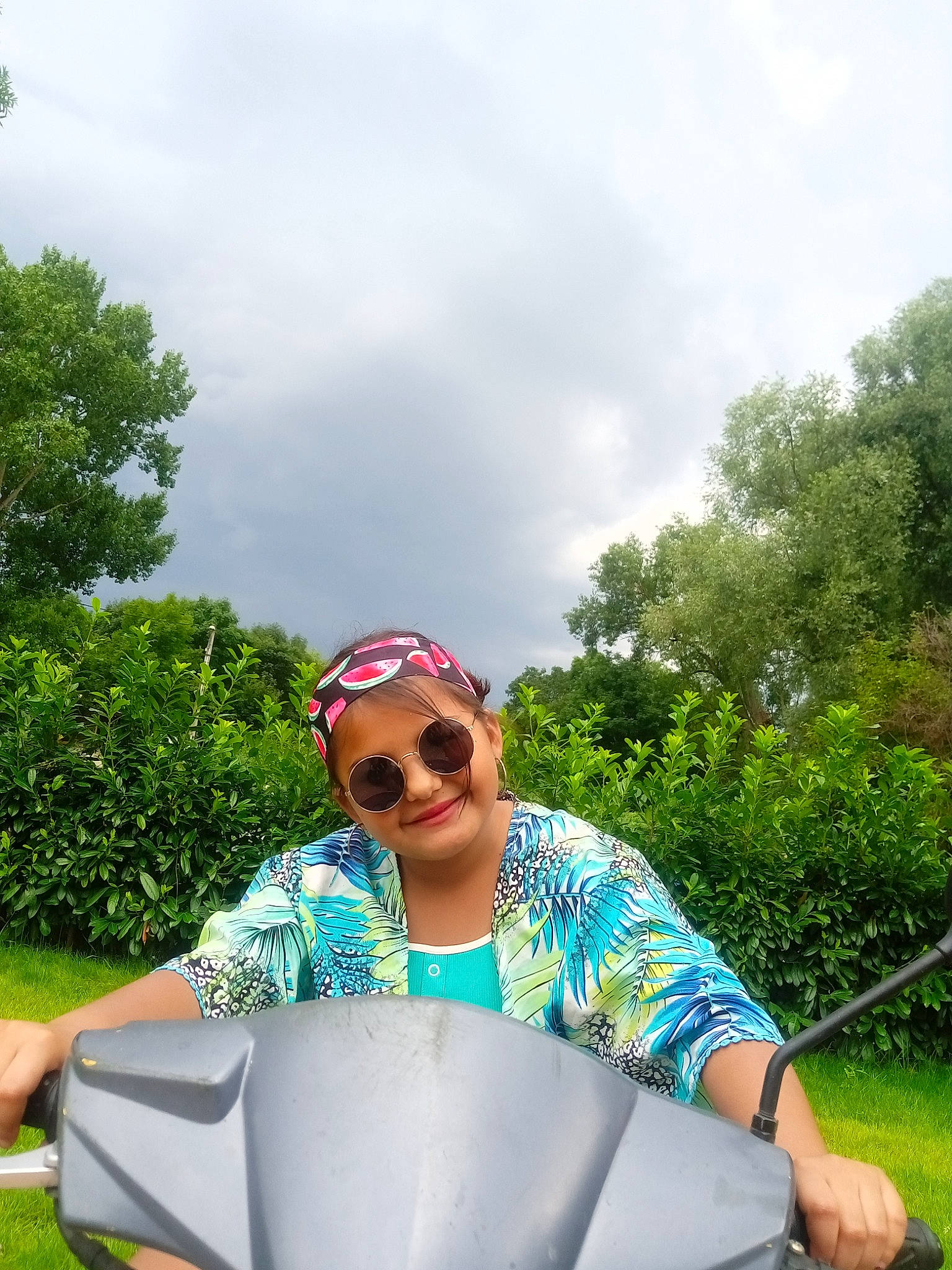 Anissa a rejoint le concours — aidez-le/la à gagner de superbes lots ! cloud, event, eyewear, fun, goggles, grass, green, happy, joy, landscape, leisure, people_in_nature, person, personal_protective_equipment, plant, recreation, sky, smile, sunglasses, travel