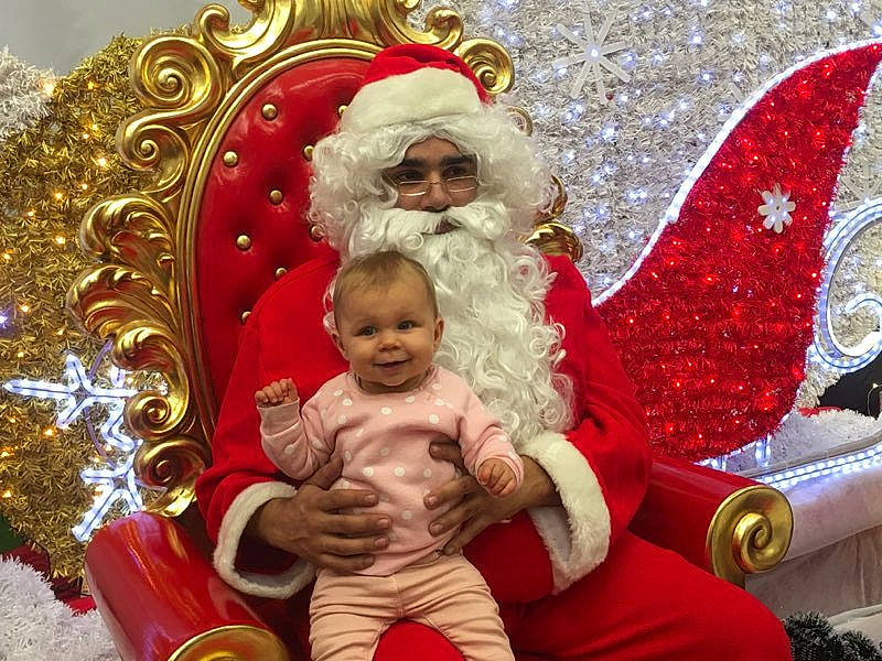 Candice participe au concours pour gagner de l'argent avec cette photo : child, christmas, christmas_decoration, christmas_eve, christmas_ornament, event, fictional_character, headwear, holiday, holiday_ornament, joy, lap, person, santa_claus