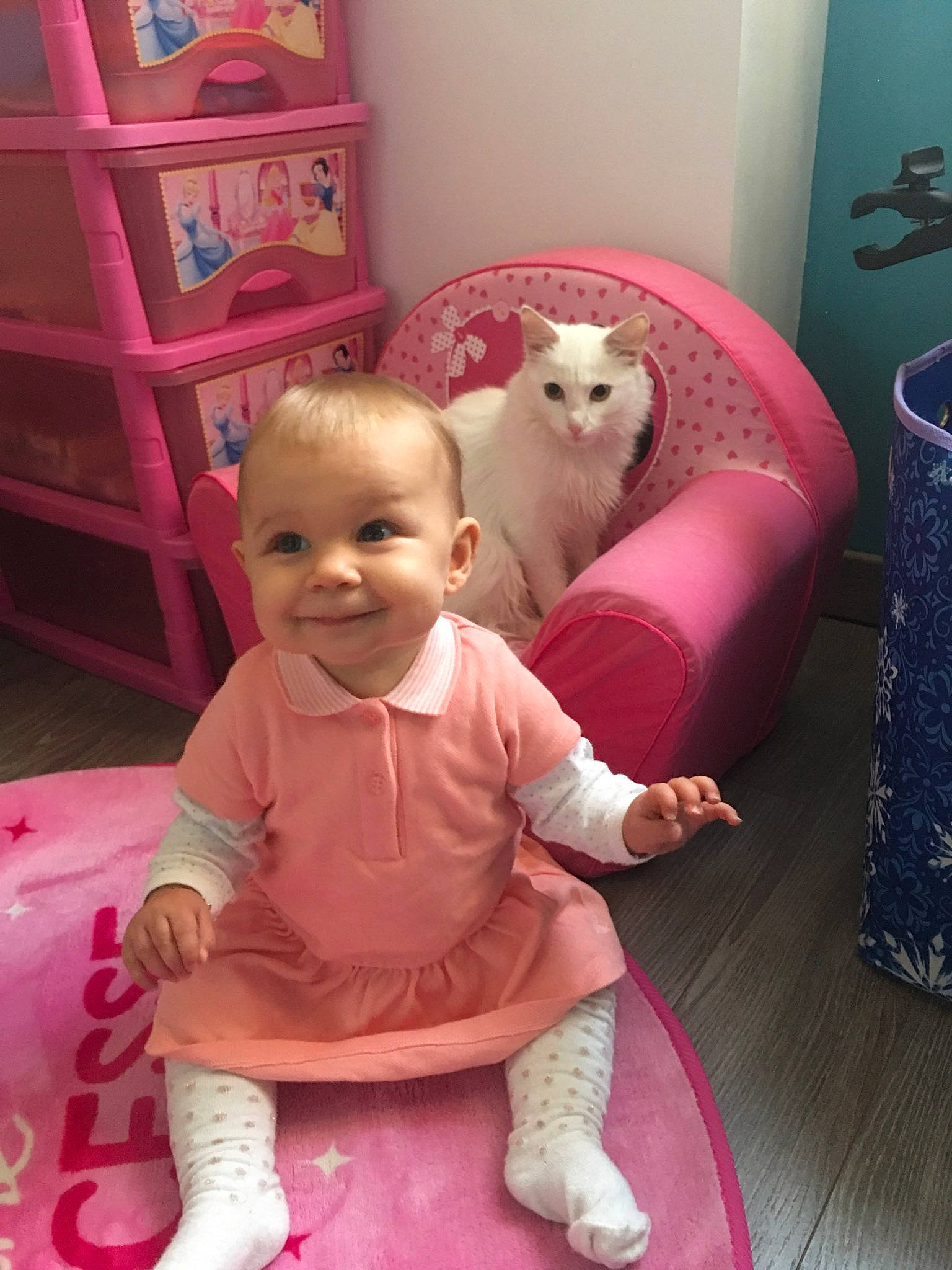 Candice a rejoint le concours — aidez-le/la à gagner de superbes lots ! child, companion_dog, joy, person, pink, play, room, skin, toddler