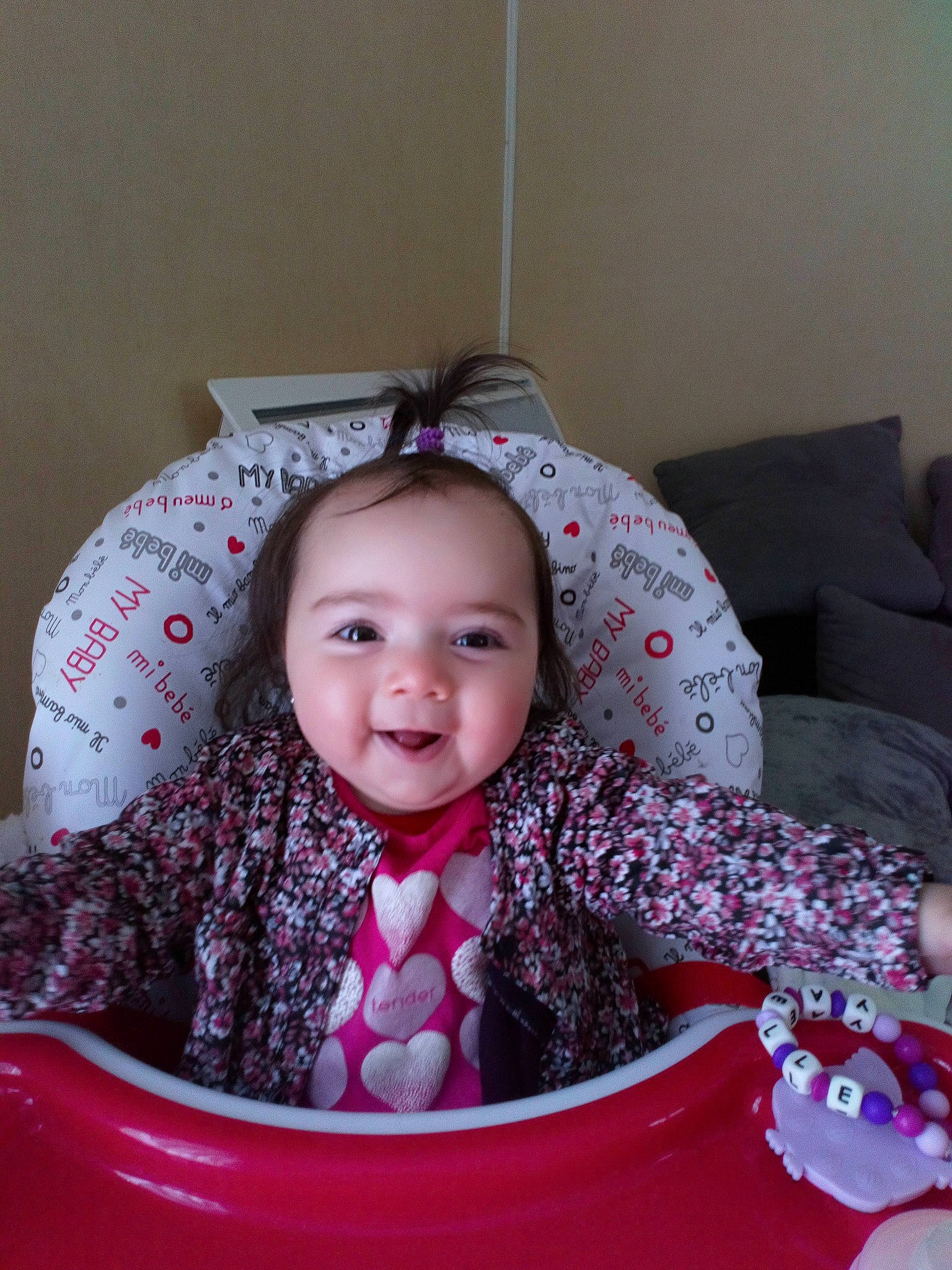 Yaëlle a rejoint le concours — aidez-le/la à gagner de superbes lots ! baby, child, person, pink, room, skin, smile, toddler