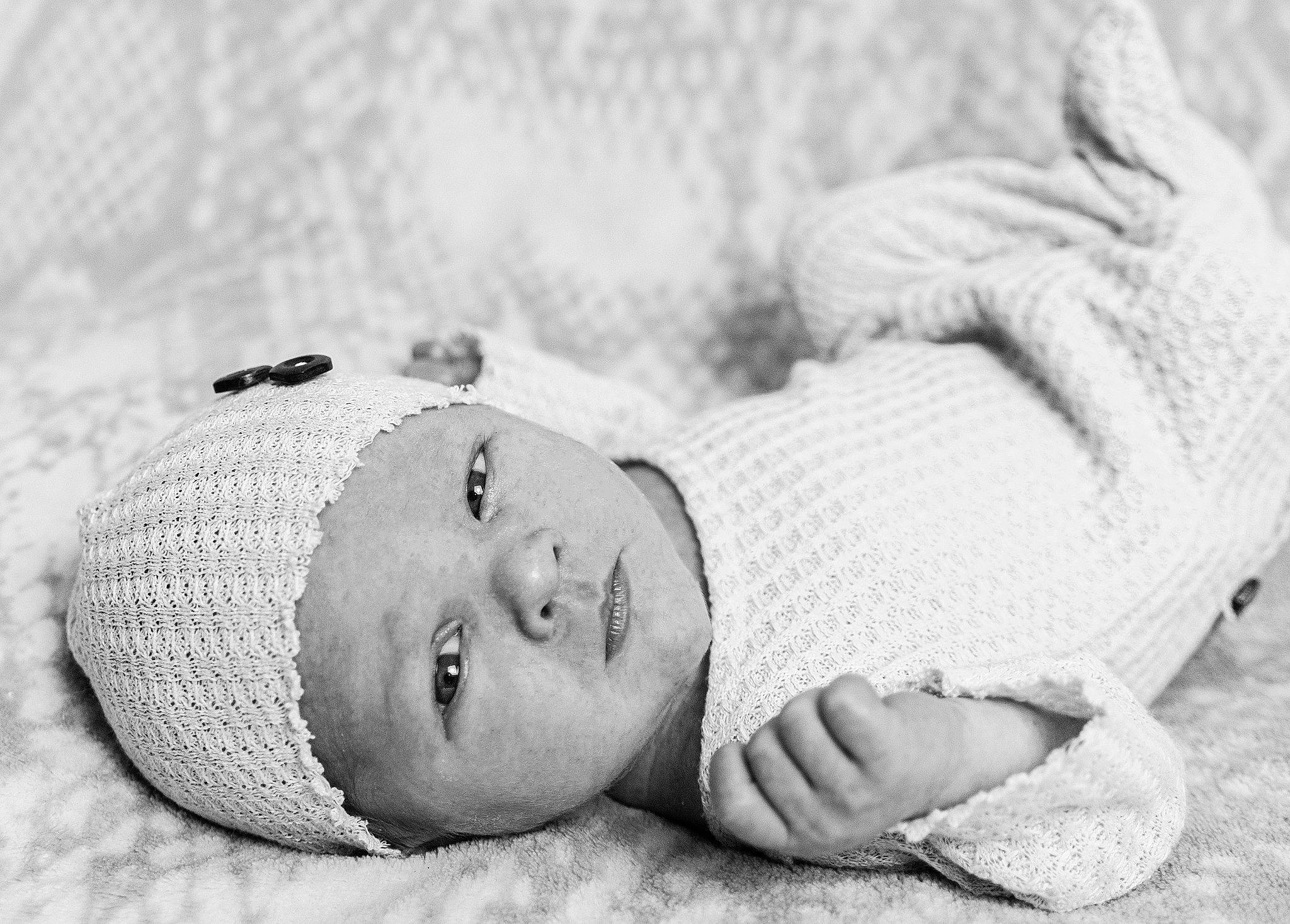 Auzanne a rejoint le concours — aidez-le/la à gagner de superbes lots ! baby, baby_sleeping, baby_toddler_clothing, bedtime, black, black_and_white, child, comfort, grass, grey, happy, headwear, linens, monochrome, monochrome_photography, nap, person, skin, stock_photography, style