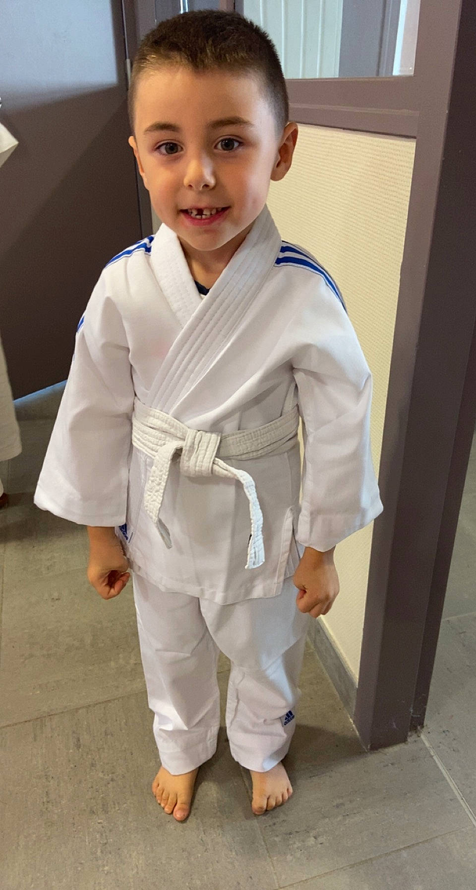 Thymeo a rejoint le concours — aidez-le/la à gagner de superbes lots ! baby_toddler_clothing, blazer, collar, dobok, dress_shirt, fashion_design, formal_wear, gesture, japanese_martial_arts, joy, karate, martial_arts_uniform, neck, outerwear, person, sleeve, smile, sportswear, toddler, uniform