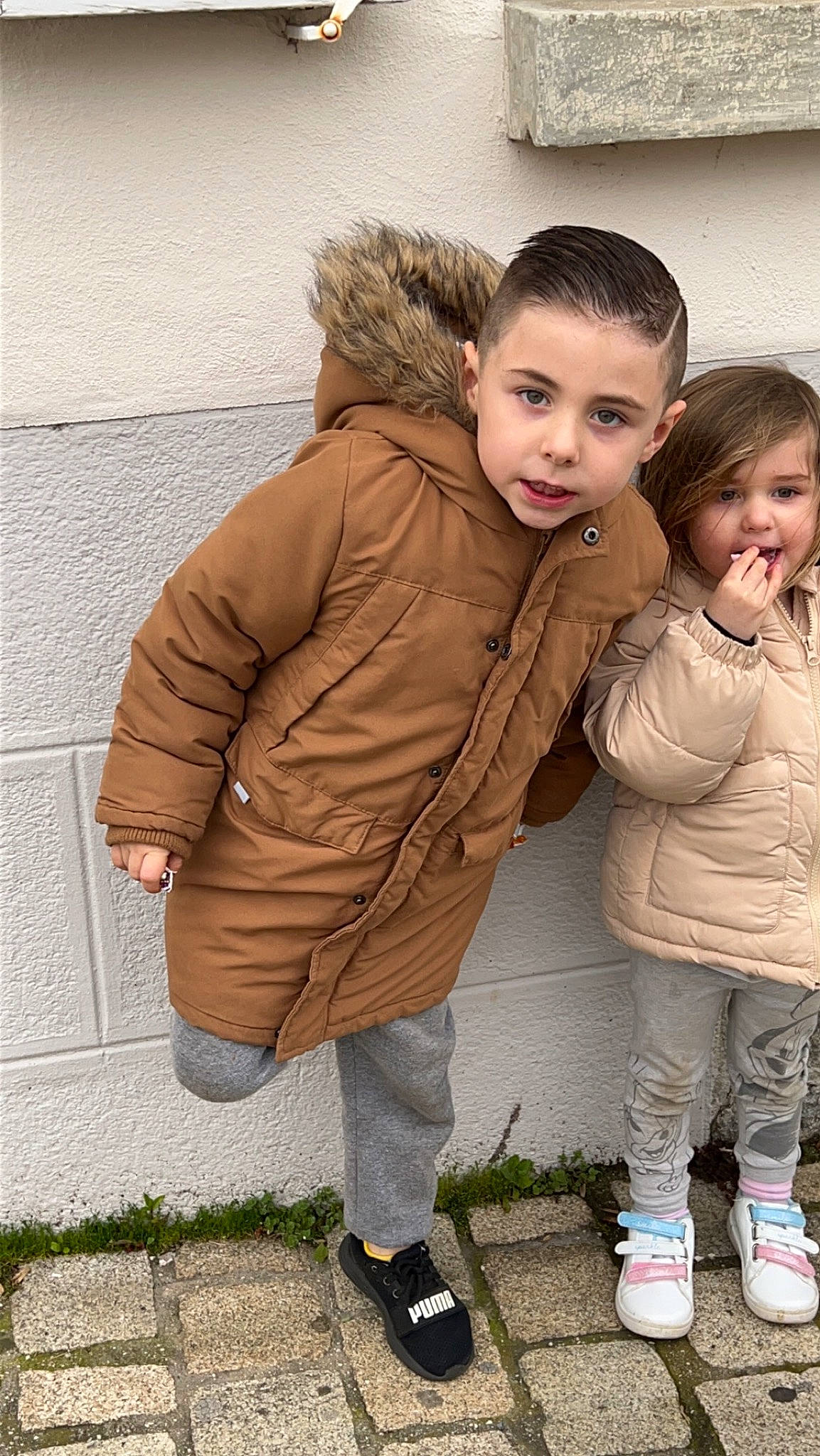 Thymeo participe au concours pour gagner de l'argent avec cette photo : blond, child, clothing, facial_expression, fashion_design, flash_photography, fur, gesture, grass, hair, happy, long_hair, outerwear, people_in_nature, person, plant, shoe, sitting, skin, sneakers