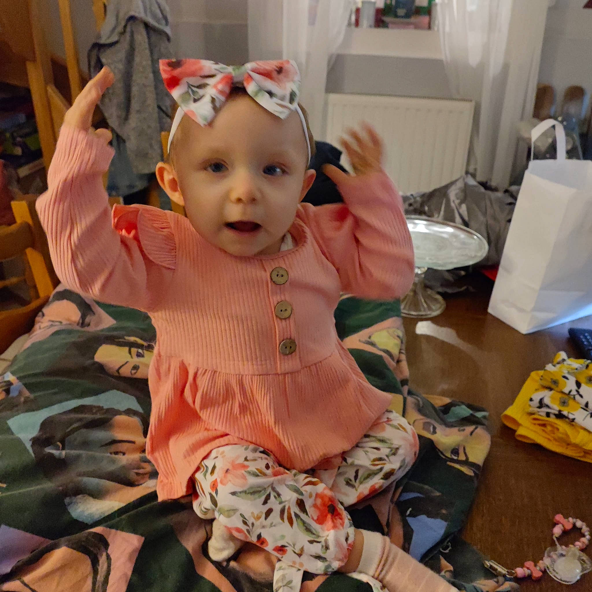 Mya a rejoint le concours — aidez-le/la à gagner de superbes lots ! baby, baby_products, baby_toddler_clothing, baby_toys, cheek, child, cool, event, eyewear, fun, headwear, iris, mouth, person, pink, play, room, sitting, skin, textile