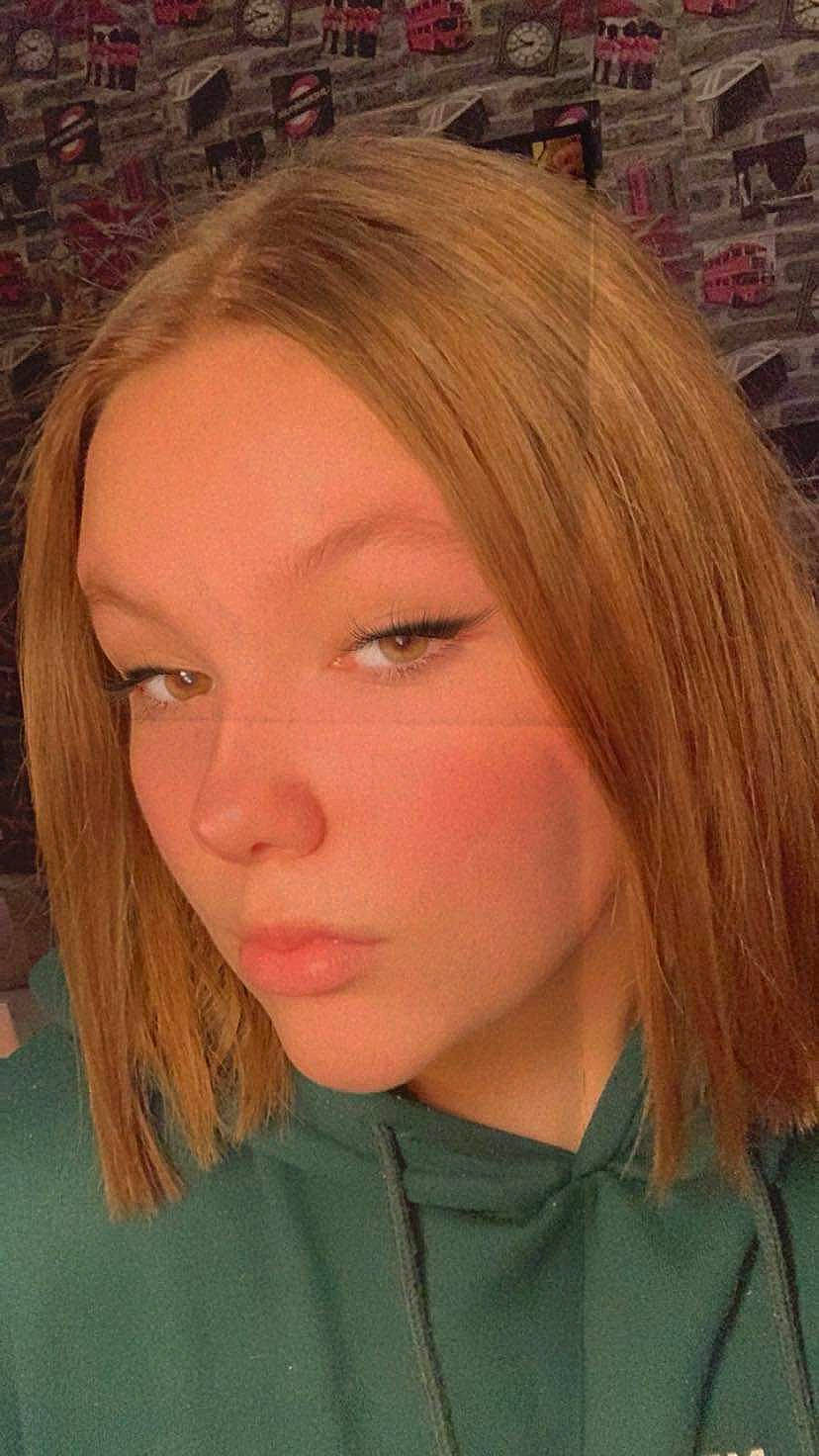 Celia participe au concours pour gagner de l'argent avec cette photo : bangs, blond, cheek, chin, close_up, eyebrow, eyelash, face, forehead, hair, iris, jaw, layered_hair, lip, long_hair, makeover, mouth, nose, person, step_cutting