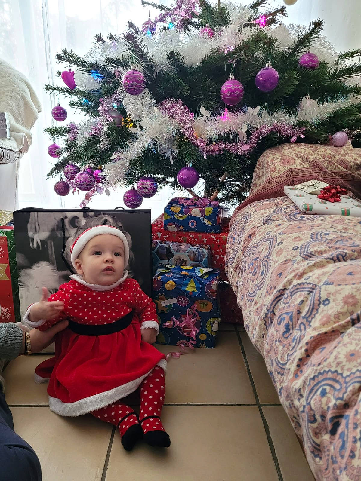 Jade a rejoint le concours — aidez-le/la à gagner de superbes lots ! christmas_decoration, christmas_ornament, christmas_tree, conifer, decoration, event, evergreen, headwear, holiday, holiday_ornament, magenta, ornament, person, pink, plant, public_space, purple, room, toddler, tradition