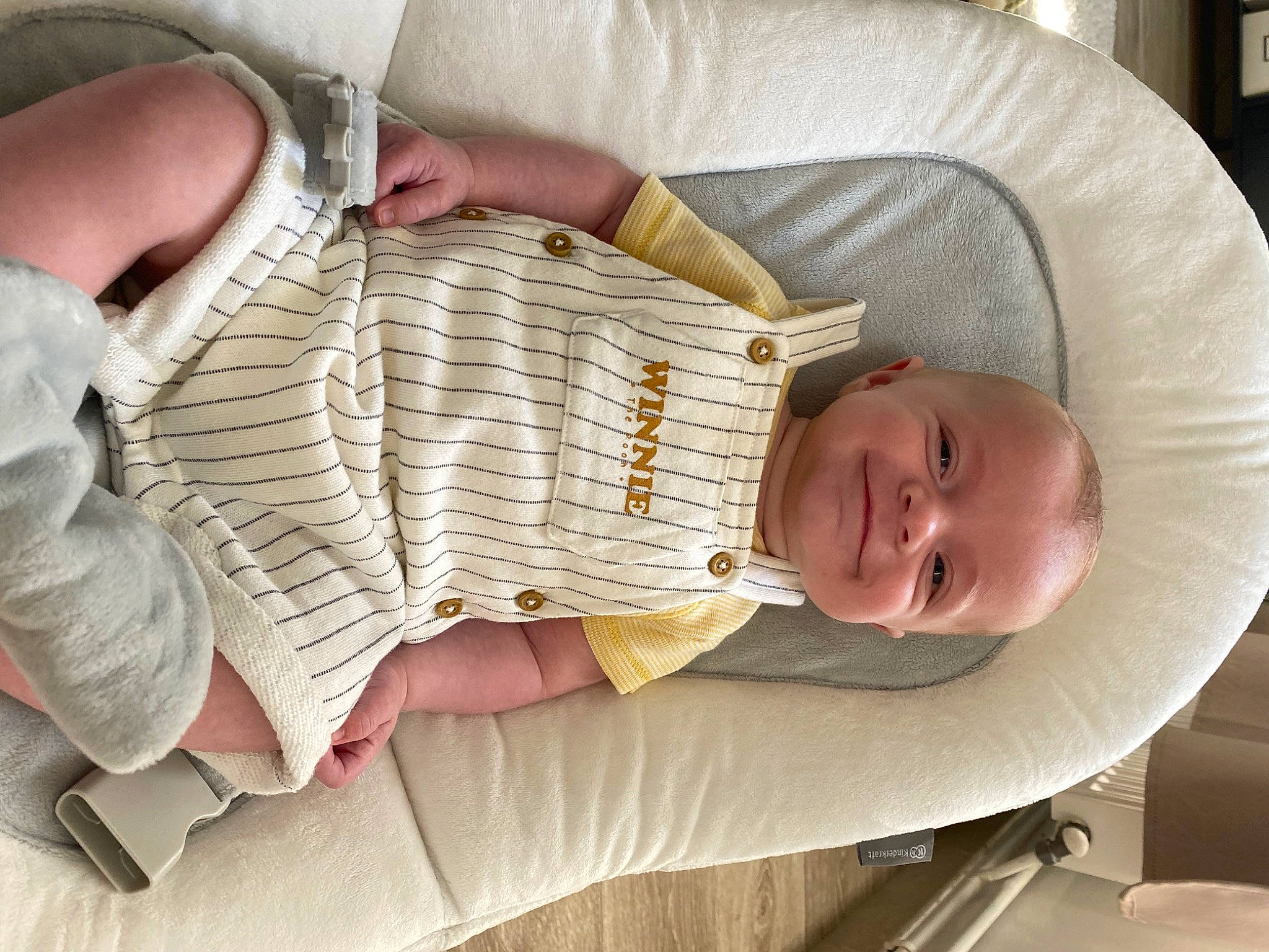 Léon a rejoint le concours — aidez-le/la à gagner de superbes lots ! baby, baby_products, baby_sleeping, baby_toddler_clothing, chair, child, comfort, couch, finger, hand, joy, lap, mammal, nail, person, product, sitting, skin, smile, thumb