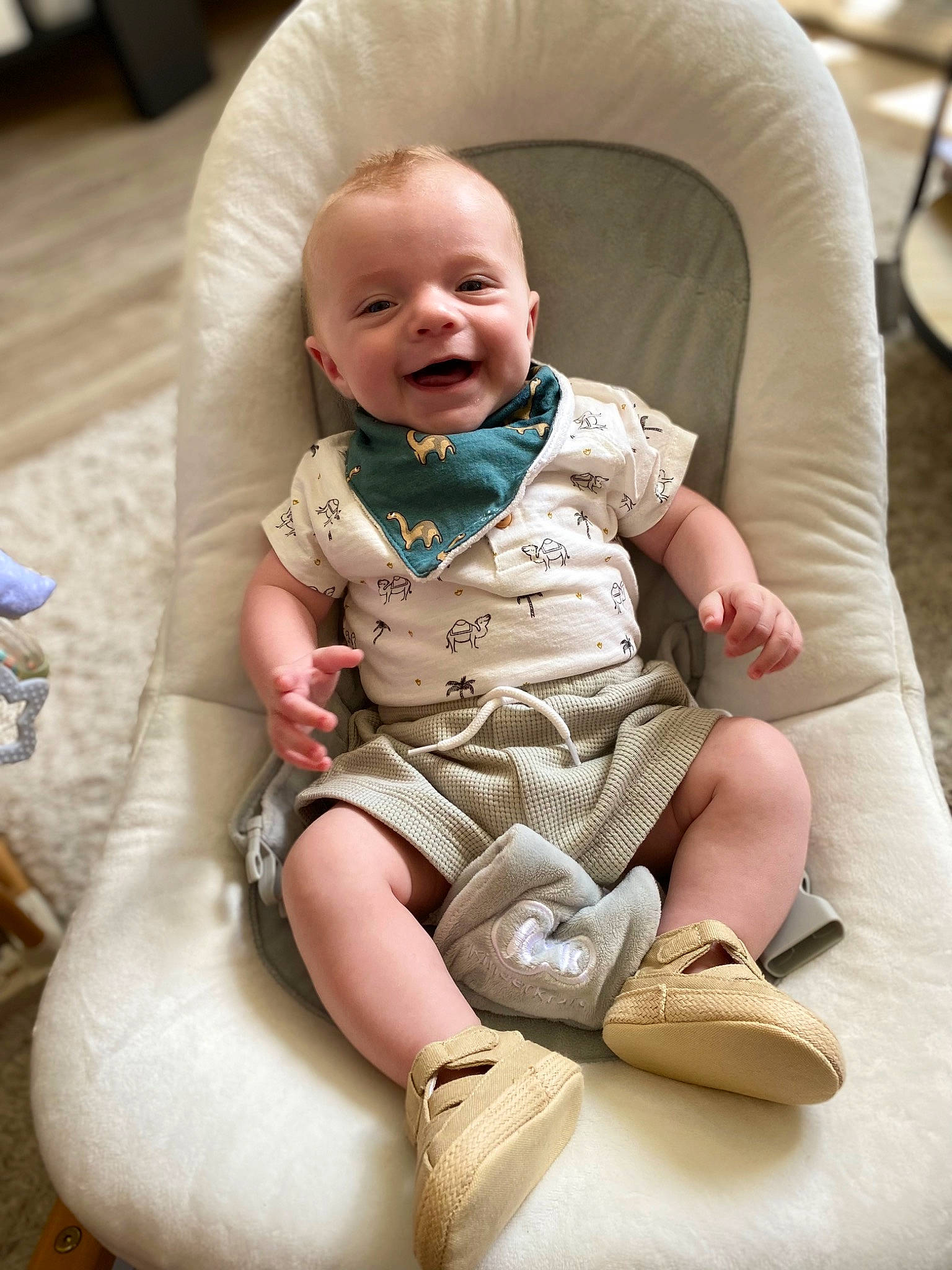 Léon a rejoint le concours — aidez-le/la à gagner de superbes lots ! baby, baby_carriage, baby_toddler_clothing, chair, cheek, comfort, eye, face, fun, happy, head, human_body, human_leg, knee, lap, mouth, person, skin, smile, thigh