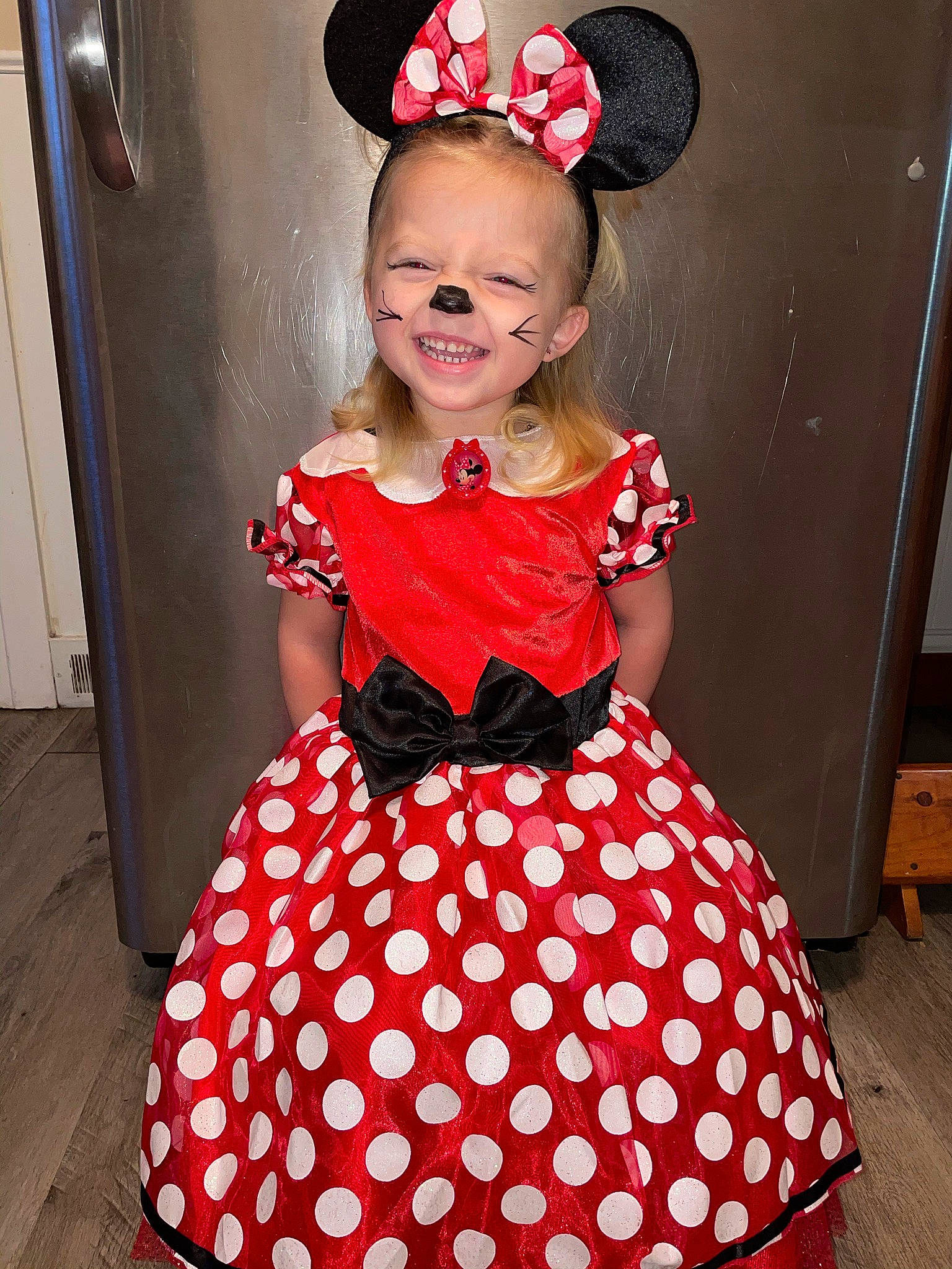 Analyse is registered to the contest to win money with this photo: baby_toddler_clothing, child, child_model, clothing, costume, dance, design, dress, joy, pattern, person, polka, polka_dot, red, sleeve, toddler