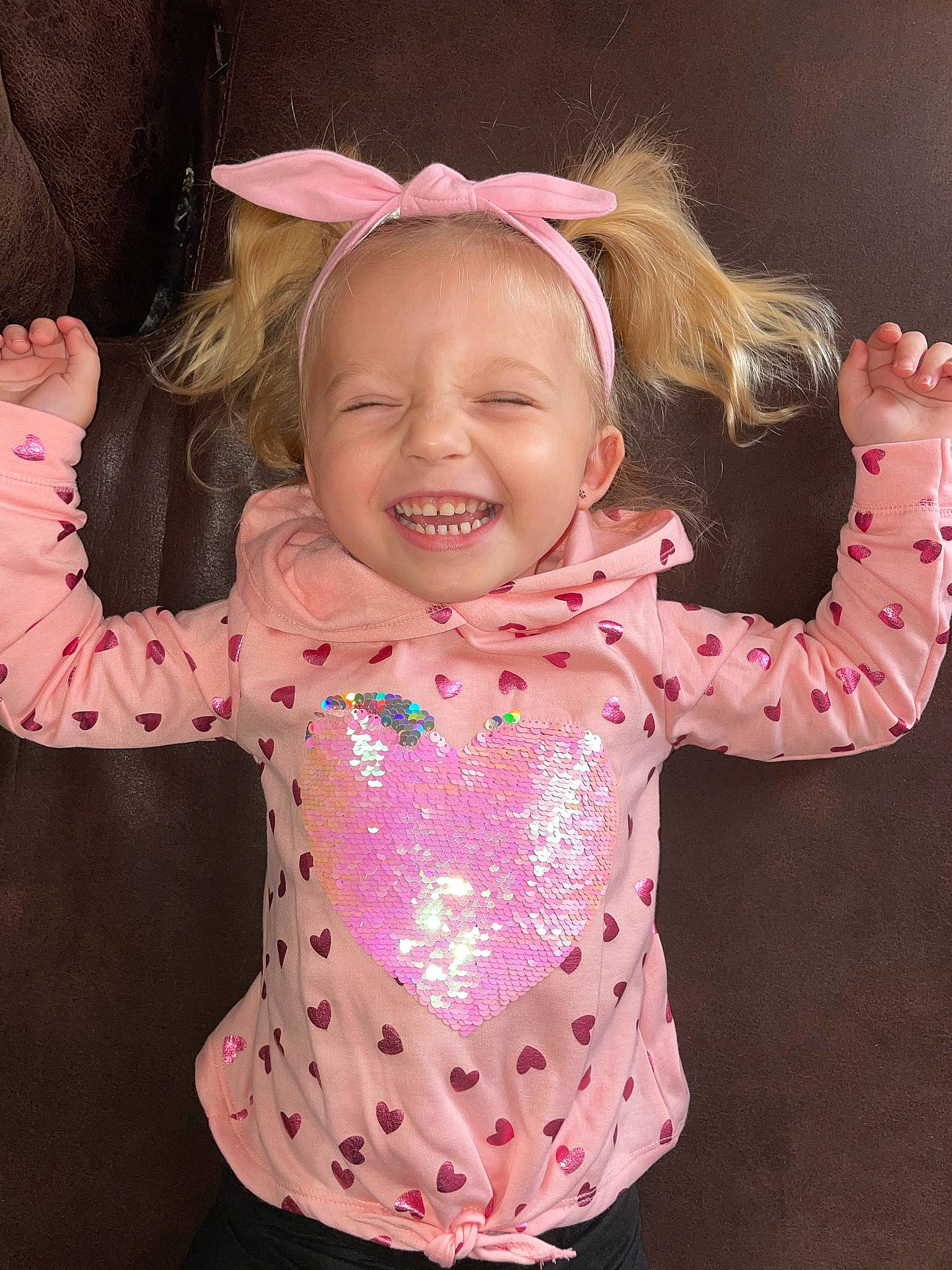 Analyse is registered to the contest to win money with this photo: baby, baby_toddler_clothing, cheek, child, child_model, ear, fun, gesture, happy, head, joy, pattern, person, pink, sleeve, smile, toddler, tongue
