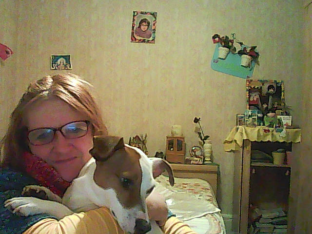 Pango participe au concours pour gagner de l'argent avec cette photo : canidae, carnivore, companion_dog, dog, dog_breed, ear, fawn, fox_terrier, headwear, mammal, person, room, russell_terrier