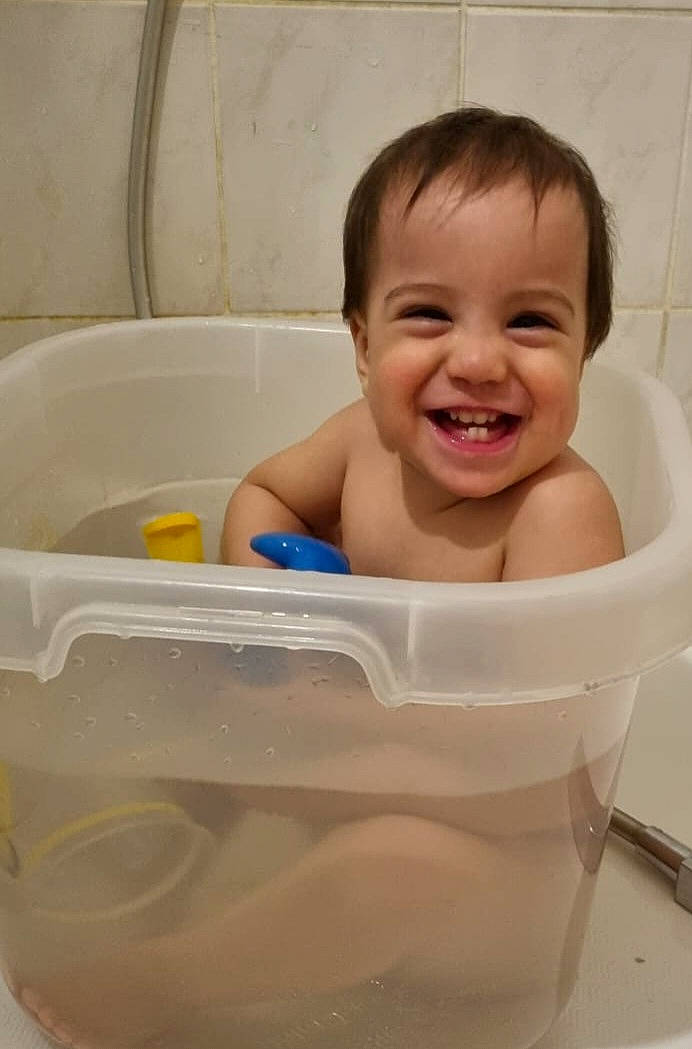 Yigit a rejoint le concours — aidez-le/la à gagner de superbes lots ! baby, baby_bathing, baby_products, bathing, bathroom, bathtub, chest, child, fluid, fun, happy, household_supply, joy, liquid, person, personal_care, play, plumbing, product, smile