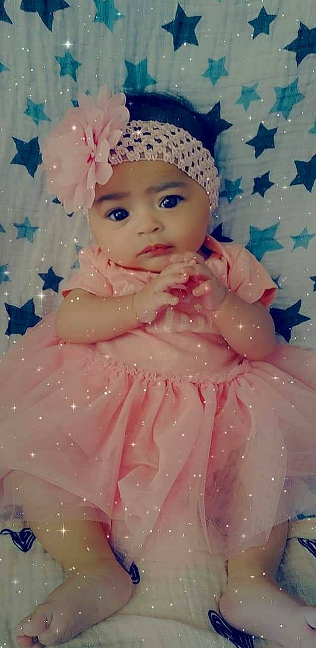 Lyannah a rejoint le concours — aidez-le/la à gagner de superbes lots ! baby, baby_toddler_clothing, bonnet, cheek, costume, costume_accessory, creative_arts, doll, dress, embellishment, fawn, hair_accessory, headband, headgear, headpiece, headwear, lip, party_supply, peach, person