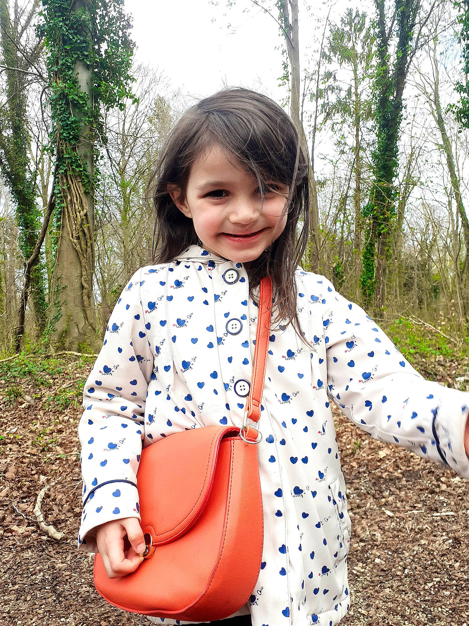 Mia a rejoint le concours — aidez-le/la à gagner de superbes lots ! bag, blazer, blond, child, denim, electric_blue, gesture, grass, happy, joy, long_hair, outerwear, pattern, people_in_nature, person, plaid, plant, sleeve, smile, travel