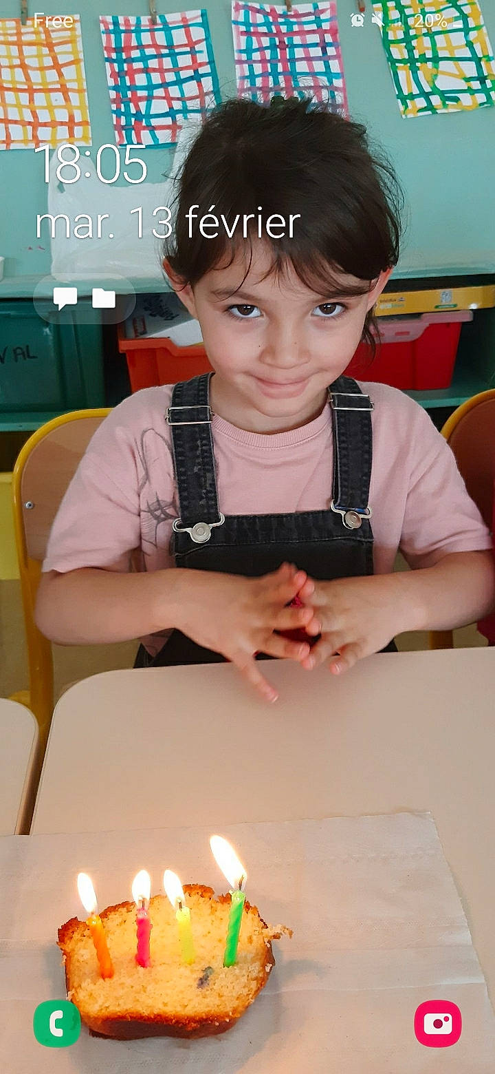 Mia a rejoint le concours — aidez-le/la à gagner de superbes lots ! baking, birthday_cake, candle, chair, child, cooking, dessert, eyelash, finger, food, fun, gadget, games, hairstyle, joy, nail, person, play, sitting, t_shirt