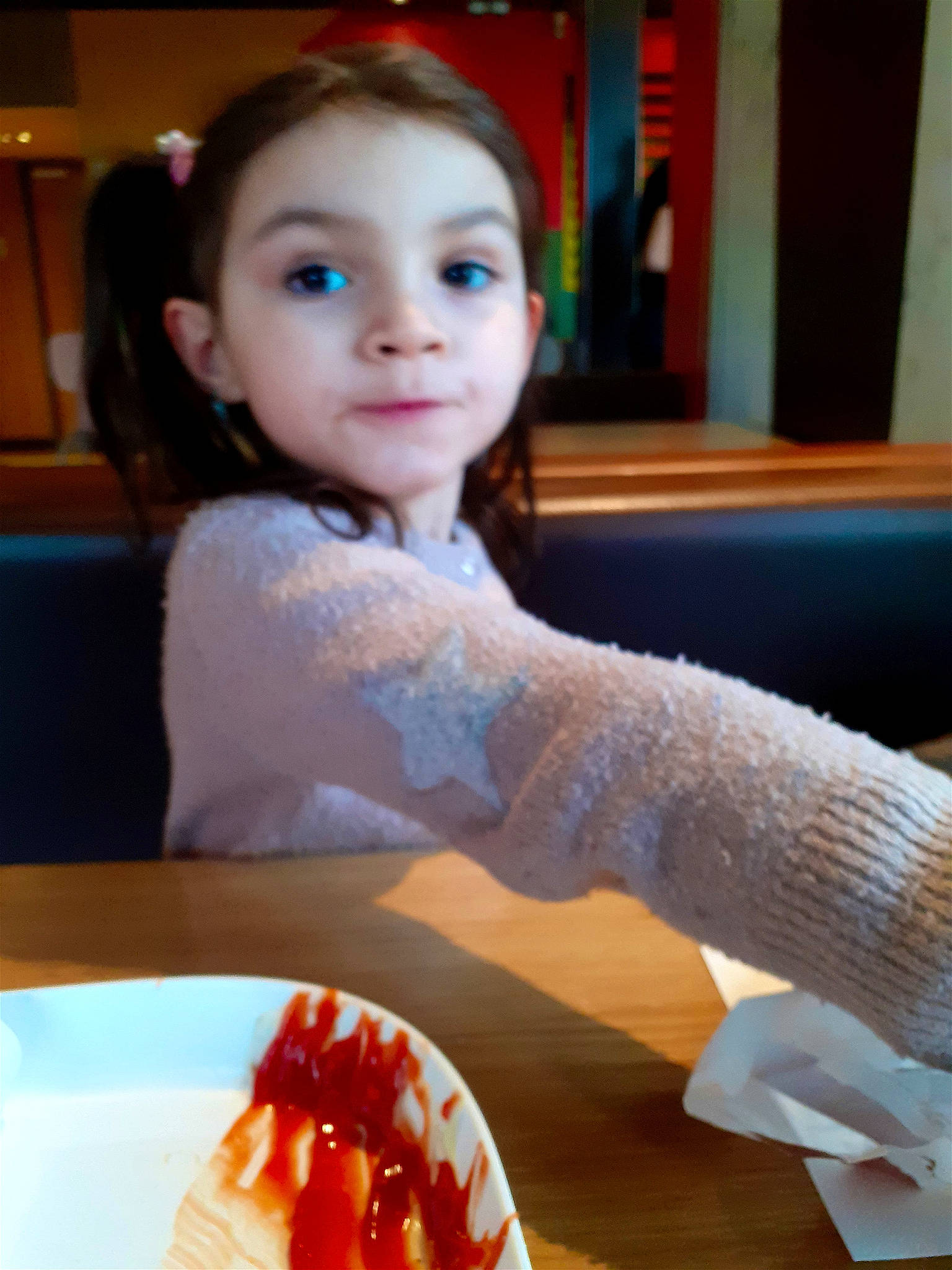 Mia participe au concours pour gagner de l'argent avec cette photo : baked_goods, baking, chair, child, comfort_food, cooking, cuisine, desk, dessert, dish, food, ingredient, junk_food, nail, person, plate, recipe, sweetness, table, tableware