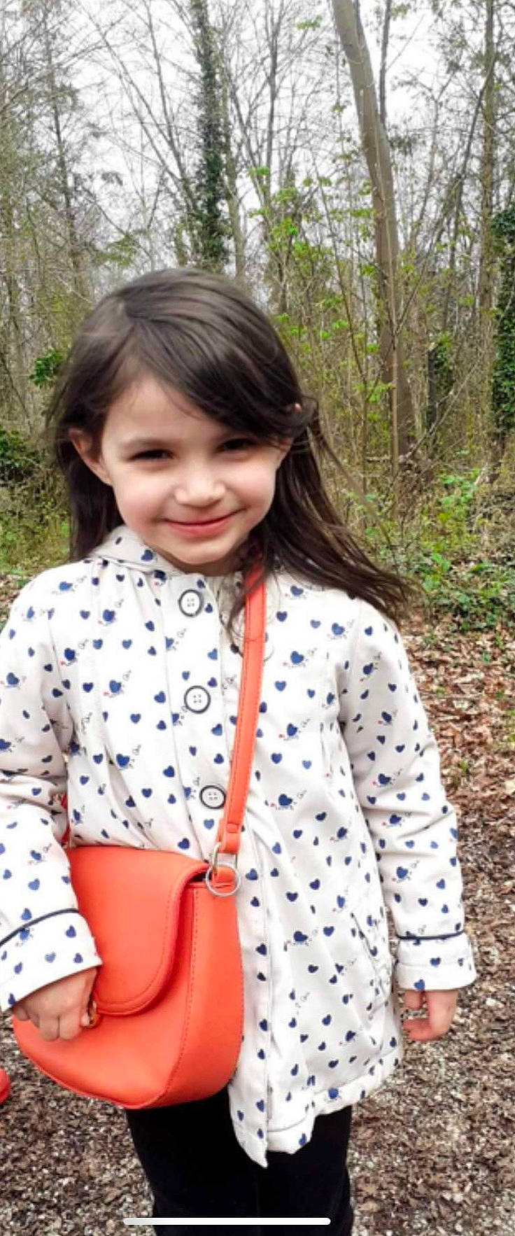 Mia participe au concours pour gagner de l'argent avec cette photo : bangs, blazer, collar, electric_blue, gesture, grass, hair, happy, joy, mammal, neck, outerwear, pattern, person, plaid, plant, sleeve, smile, t_shirt, tartan