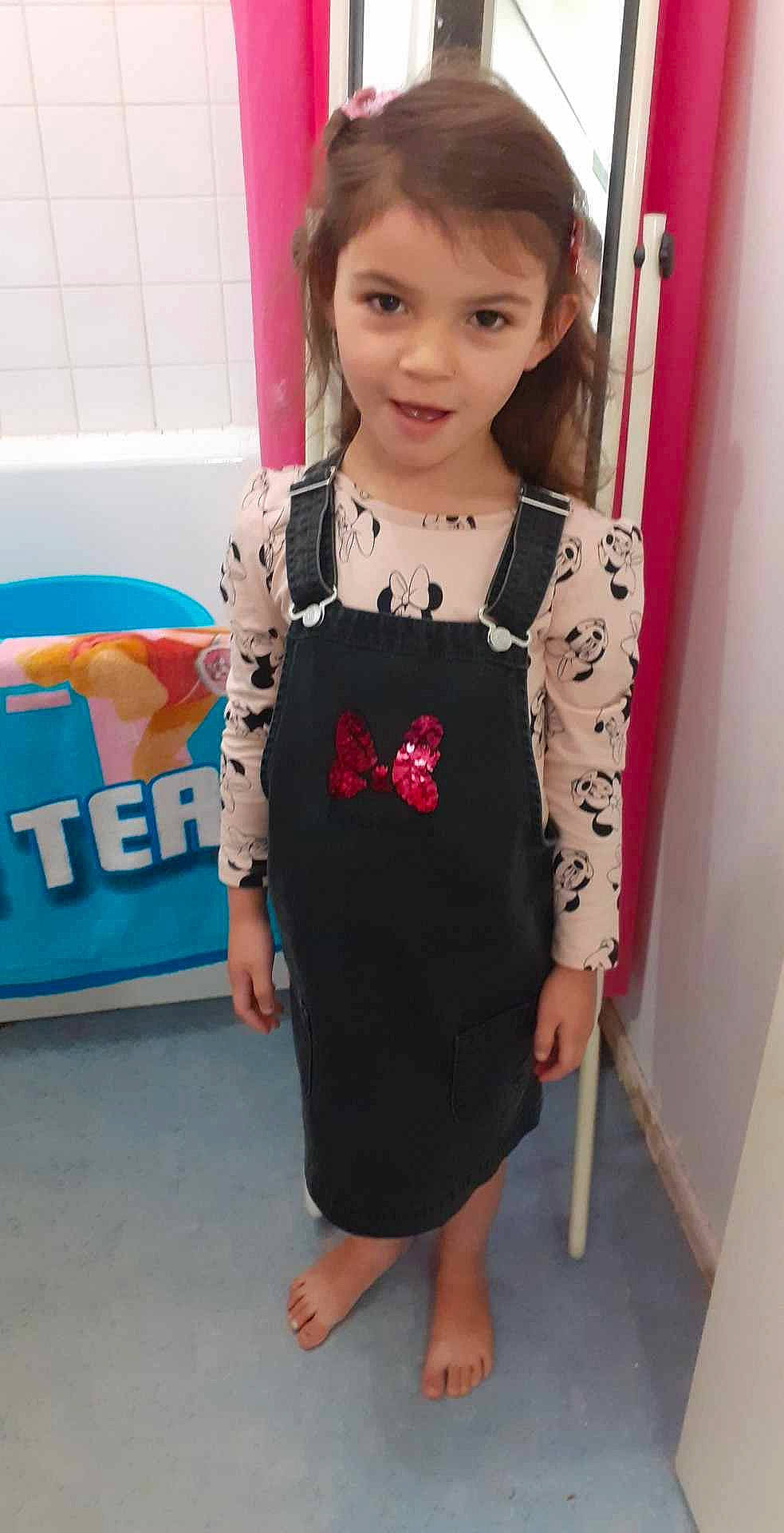 Mia a rejoint le concours — aidez-le/la à gagner de superbes lots ! baby_toddler_clothing, child, day_dress, dress, eyelash, fashion_design, flooring, happy, jewellery, magenta, neck, one_piece_garment, outerwear, pattern, person, pink, skin, sleeve, smile, t_shirt