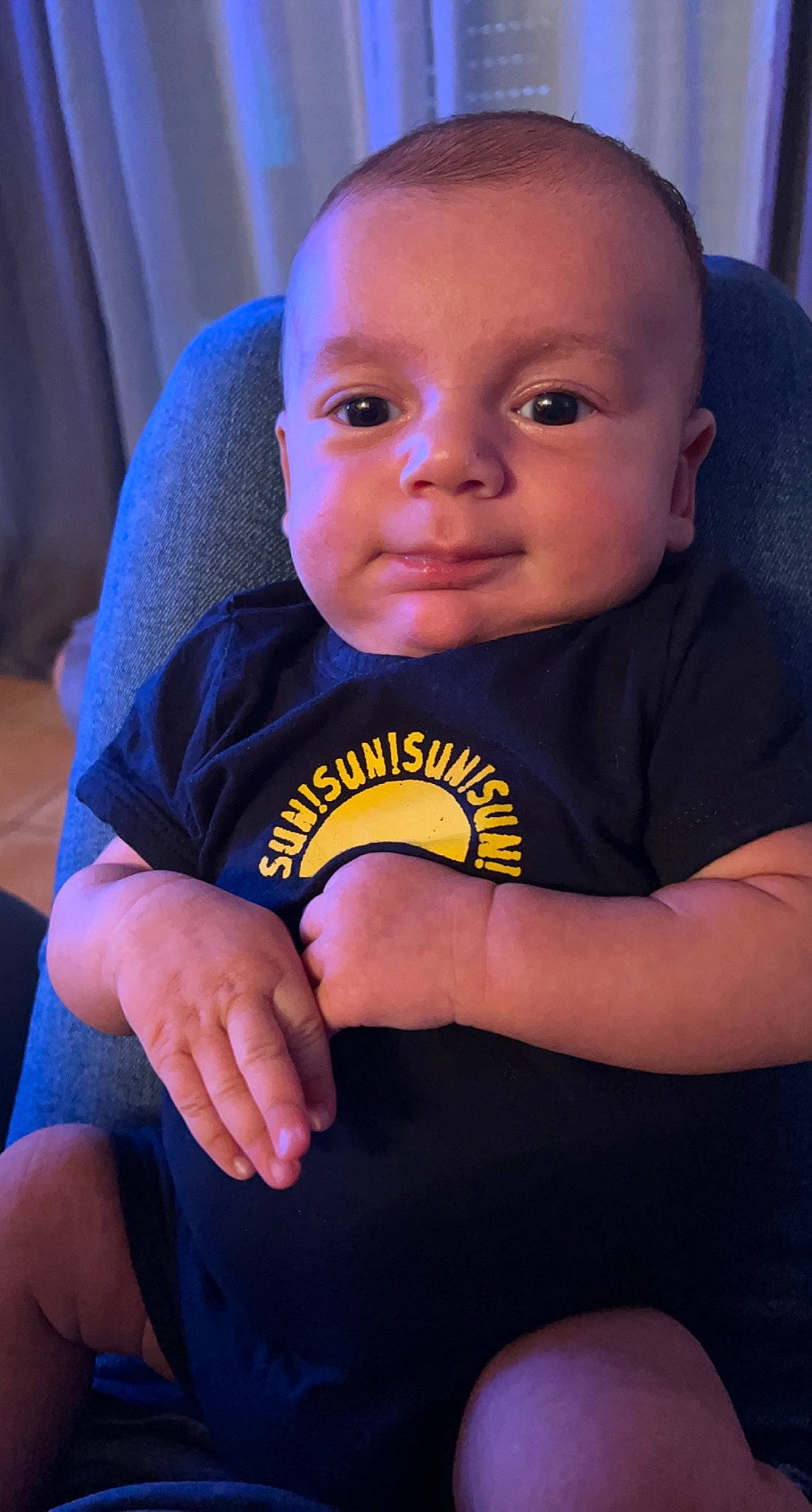 Kylian participe au concours pour gagner de l'argent avec cette photo : baby_toddler_clothing, cheek, chin, eye, eyebrow, face, finger, flash_photography, gesture, hand, happy, head, human_body, iris, mouth, neck, nose, person, skin, sleeve