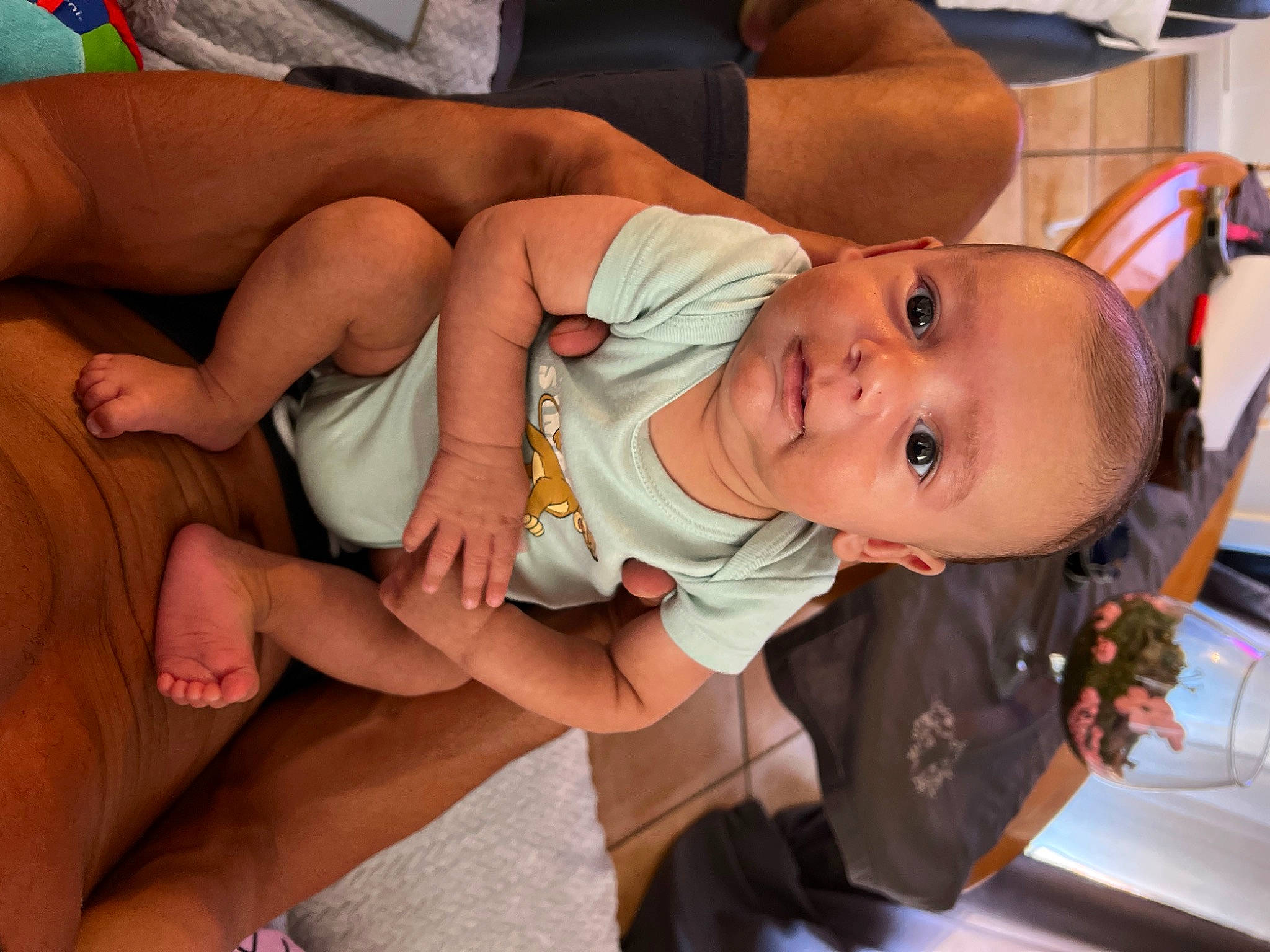 Kylian a rejoint le concours — aidez-le/la à gagner de superbes lots ! abdomen, baby, baby_toddler_clothing, barefoot, child, comfort, finger, foot, fun, human_leg, knee, lap, mouth, nail, person, shorts, skin, smile, thigh, thumb