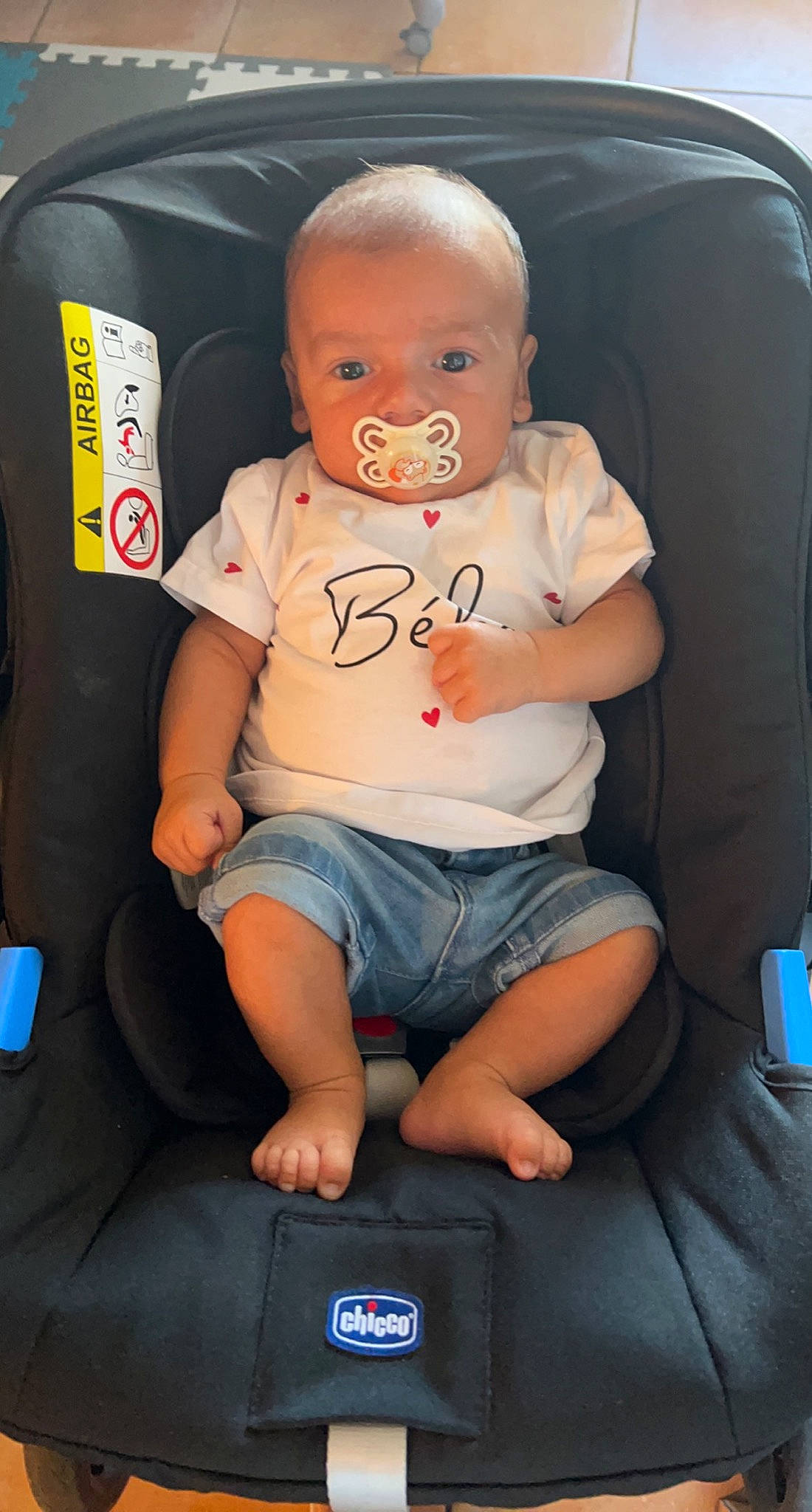 Kylian participe au concours pour gagner de l'argent avec cette photo : arm, auto_part, baby, baby_toddler_clothing, car_seat, chair, cheek, comfort, cool, finger, fun, human_body, joint, knee, lap, leg, mouth, person, thigh, toddler
