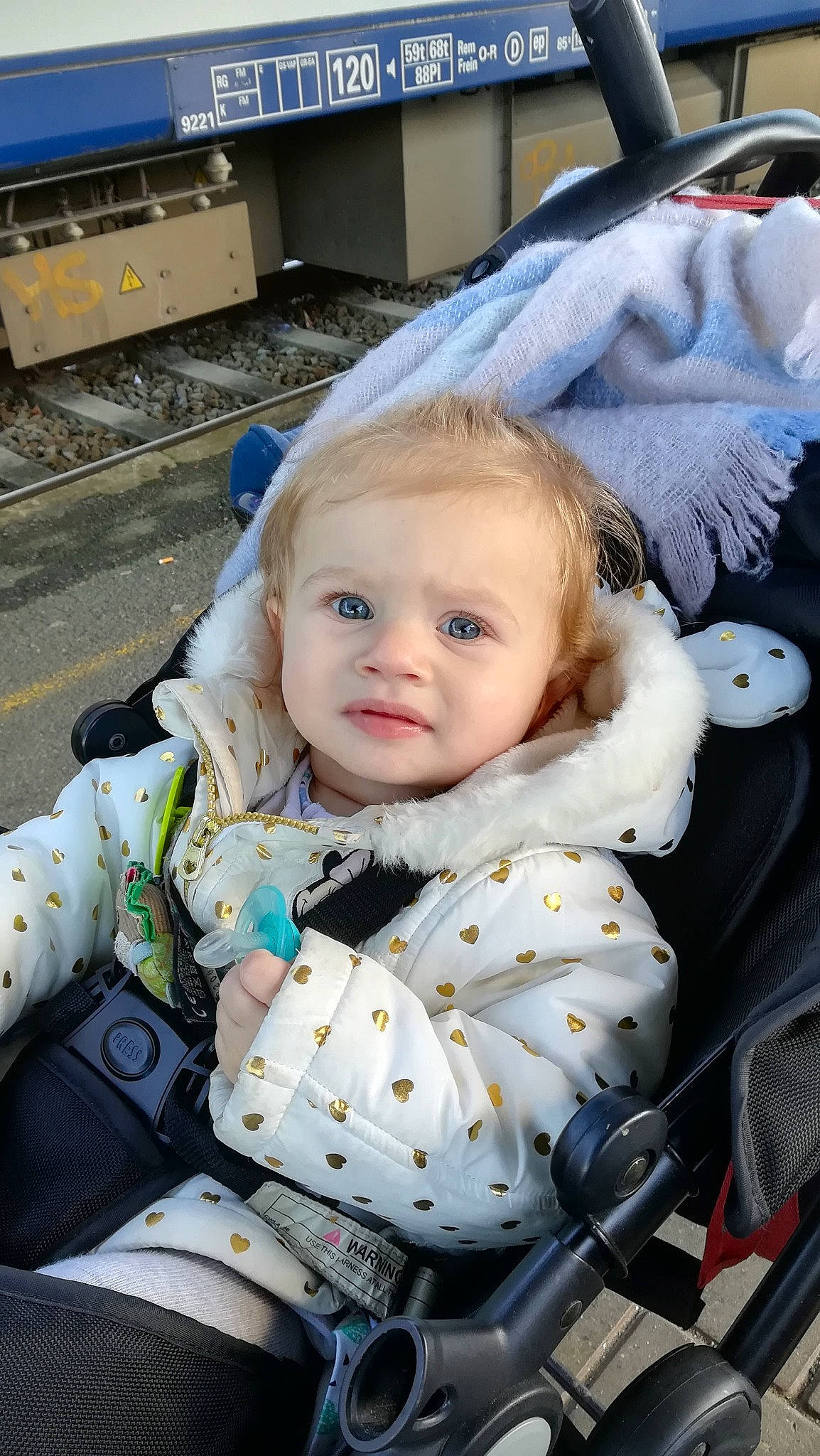 Séphora a rejoint le concours — aidez-le/la à gagner de superbes lots ! baby_carriage, baby_products, car, car_seat, child, eye, fun, girl, infant, person, product, sitting, skin, smile, snapshot, toddler, vehicle