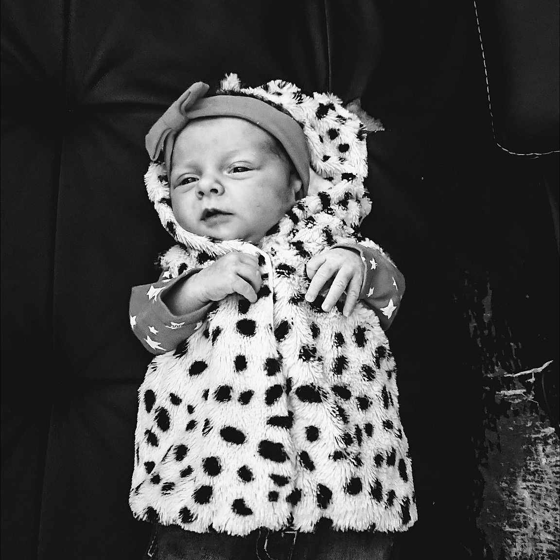 Leïna participe au concours pour gagner de l'argent avec cette photo : black, black_and_white, child, design, girl, happiness, human, infant, monochrome, monochrome_photography, pattern, person, photograph, photography, portrait, portrait_photography, product, smile, snapshot, toddler