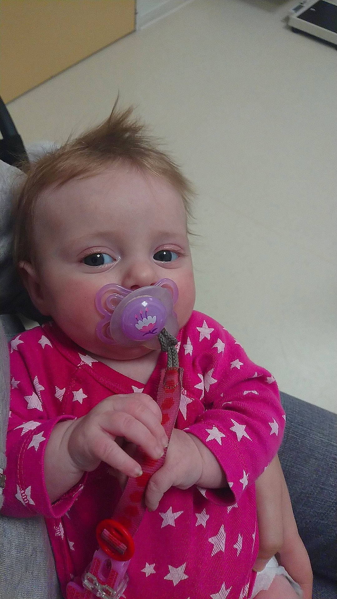 Leïna a rejoint le concours — aidez-le/la à gagner de superbes lots ! cheek, child, day, eye, face, fun, girl, head, infant, iris, lip, mouth, nose, organ, person, pink, sitting, skin, smile, textile