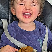 Mao participe au concours pour gagner de l'argent avec cette photo : candid, child, crumbs, face, hair, hand, highchair, indoor, joyful, laughing, leather_backrest, portrait, purple_shirt, seatbelt, smile, snack, stuffed_cloth, teeth, toddler, tray_table