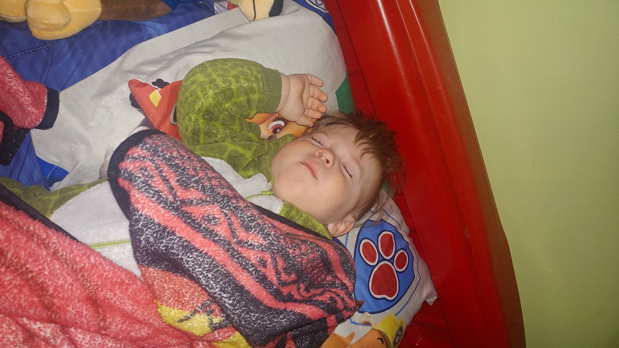 Jacob participe au concours pour gagner de l'argent avec cette photo : baby, bed, bed_sheet, bedding, bedroom, bedtime, blanket, carmine, child, comfort, fun, happy, lap, linens, nap, pattern, person, quilt, room, sitting