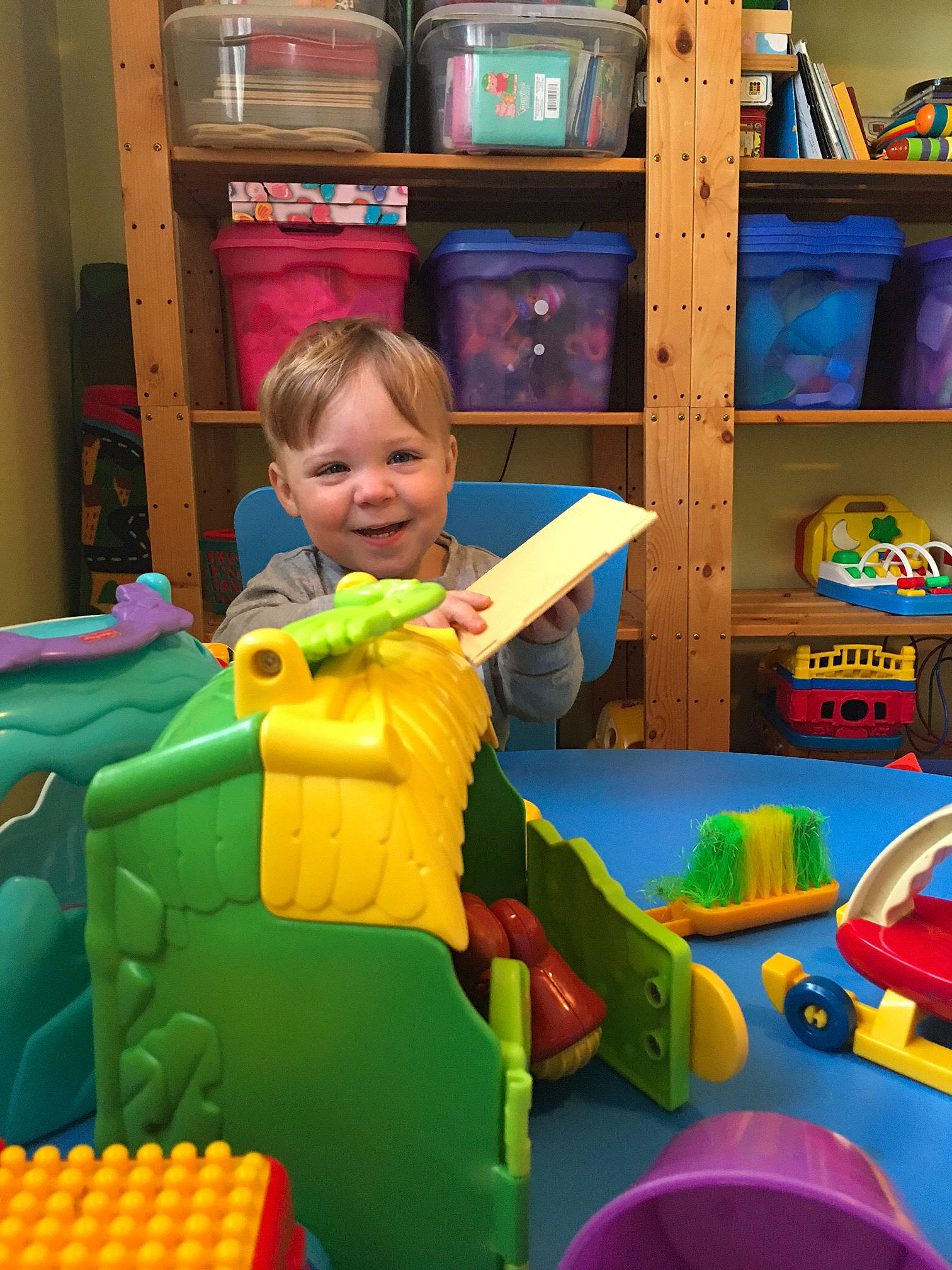 Jacob a rejoint le concours — aidez-le/la à gagner de superbes lots ! baby_products, baby_toys, blue, eye, fun, green, hairstyle, head, human_body, joy, people, person, product, public_space, recreation, room, sitting, toy, transport, vertebrate