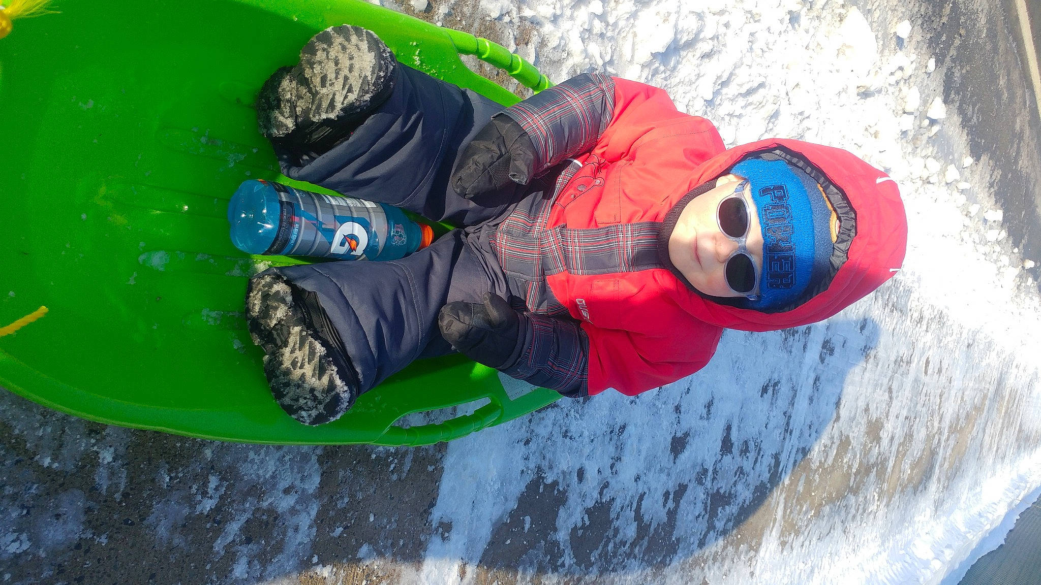 Jacob a rejoint le concours — aidez-le/la à gagner de superbes lots ! carmine, extreme_sport, football, freezing, glove, headwear, outdoor_shoe, person, personal_protective_equipment, plastic, snow, soccer_ball, walking_shoe, winter