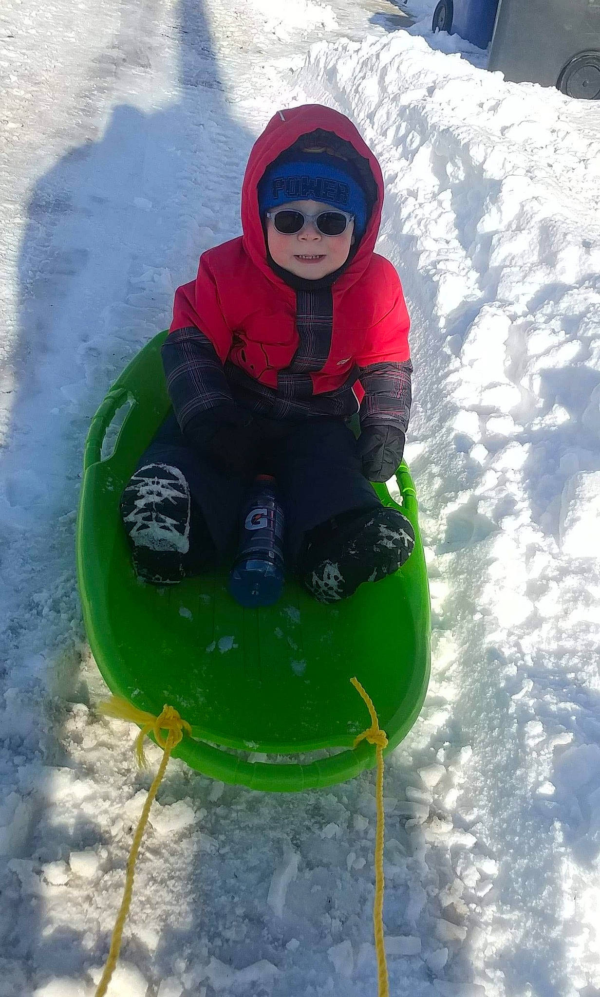 Jacob a rejoint le concours — aidez-le/la à gagner de superbes lots ! blue, clothing, eyewear, face, fun, goggles, green, head, headwear, jacket, natural_environment, nature, people, person, personal_protective_equipment, product, recreation, sitting, vertebrate, vision_care