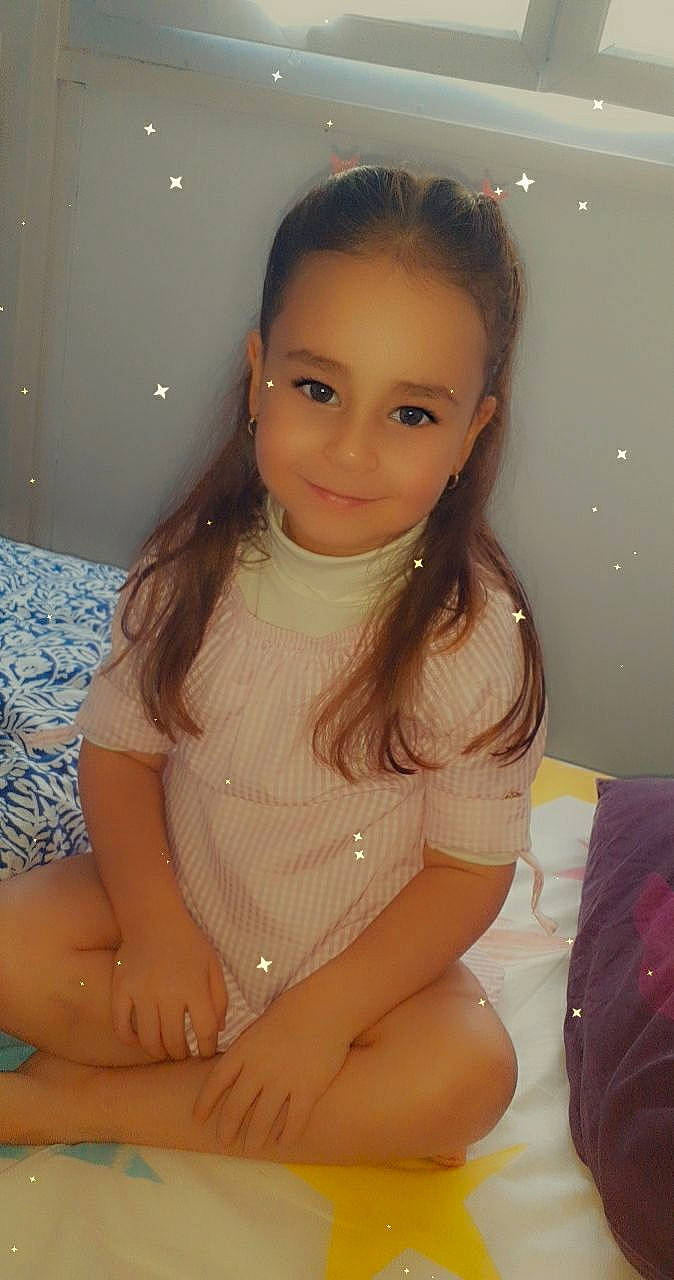 Assia a rejoint le concours — aidez-le/la à gagner de superbes lots ! black_hair, cheek, chest, embellishment, hair, hairstyle, iris, joy, lip, mouth, person, sitting, skin, space, thigh, throat, trunk